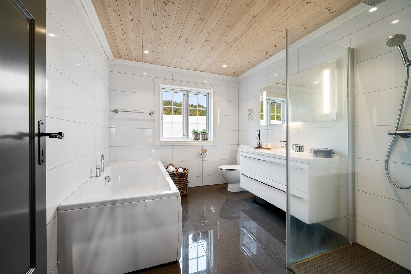 Stort flott og lyst baderom i andre etasje. Galleribilde