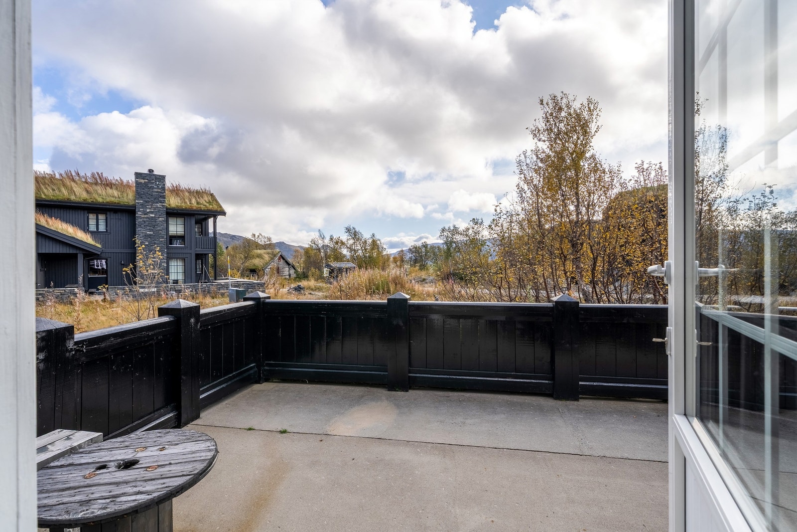 Utsikt fra terrassedøren, sydlig retting og flott utsikt! Galleribilde