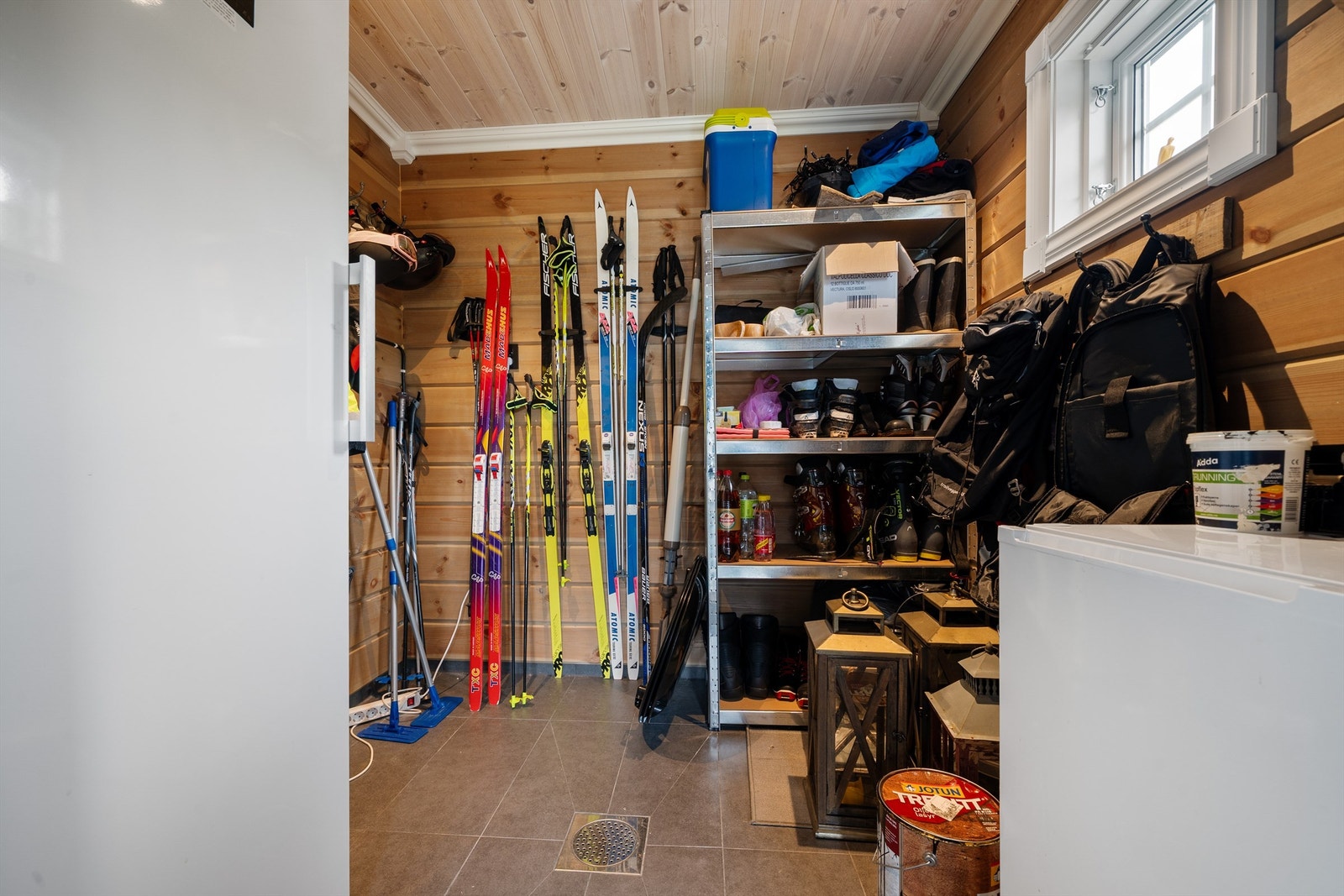 Stor flott bod rett på siden av inngangsdøren. Inngang der samme halvtak. Varmekabler i gulv, samt sluk. Opprinnelig tenkt som badstue. Galleribilde