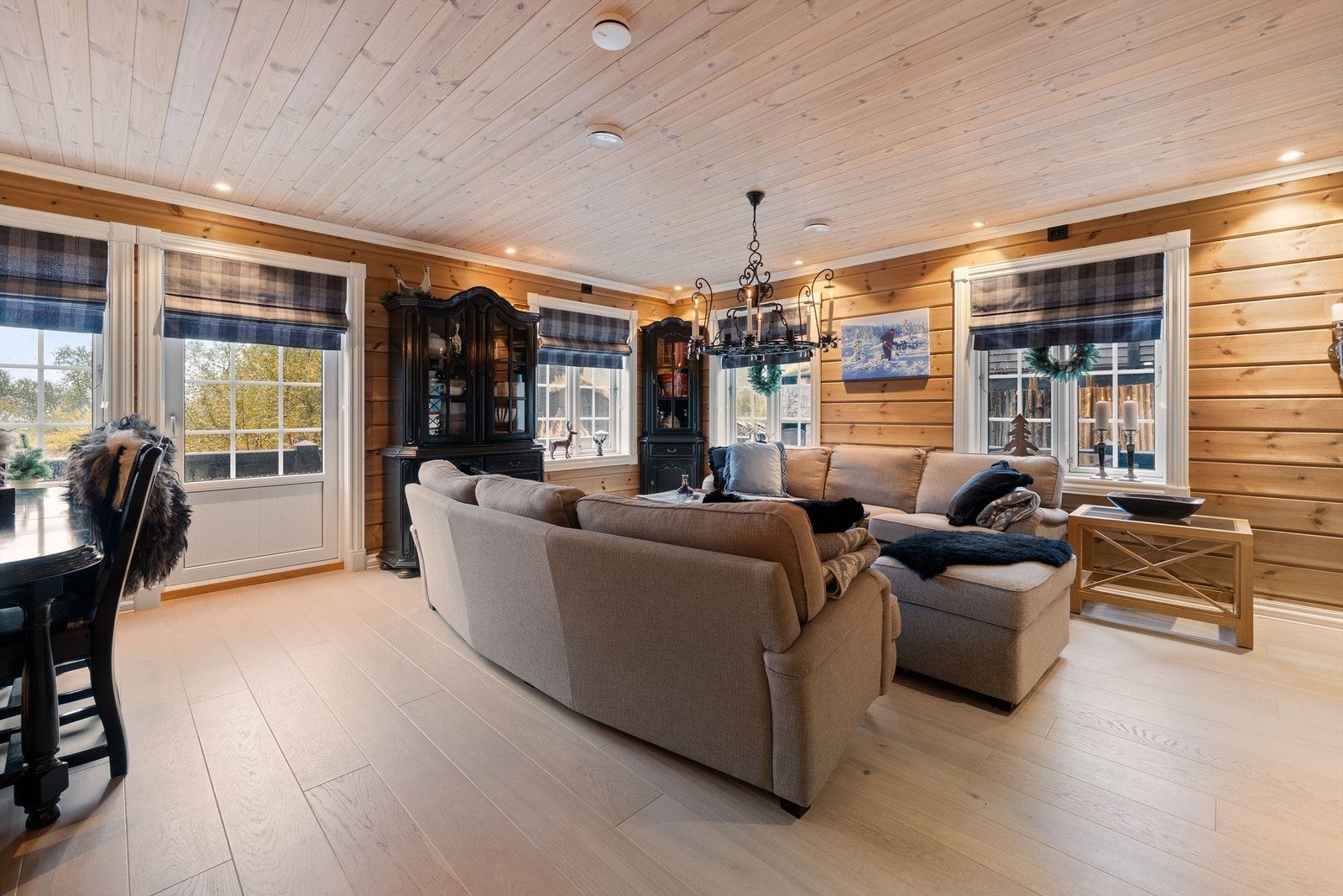 God plass til stor sitte gruppe. Utgang til terrasse. Galleribilde