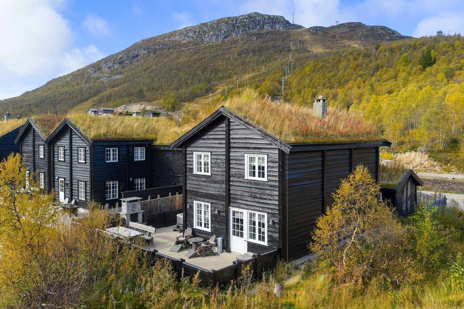 - Velkommen til Nedre Hovdenut 25 - Flott uteplass på sørsiden av hytta. Denne må oppleves! Galleribilde