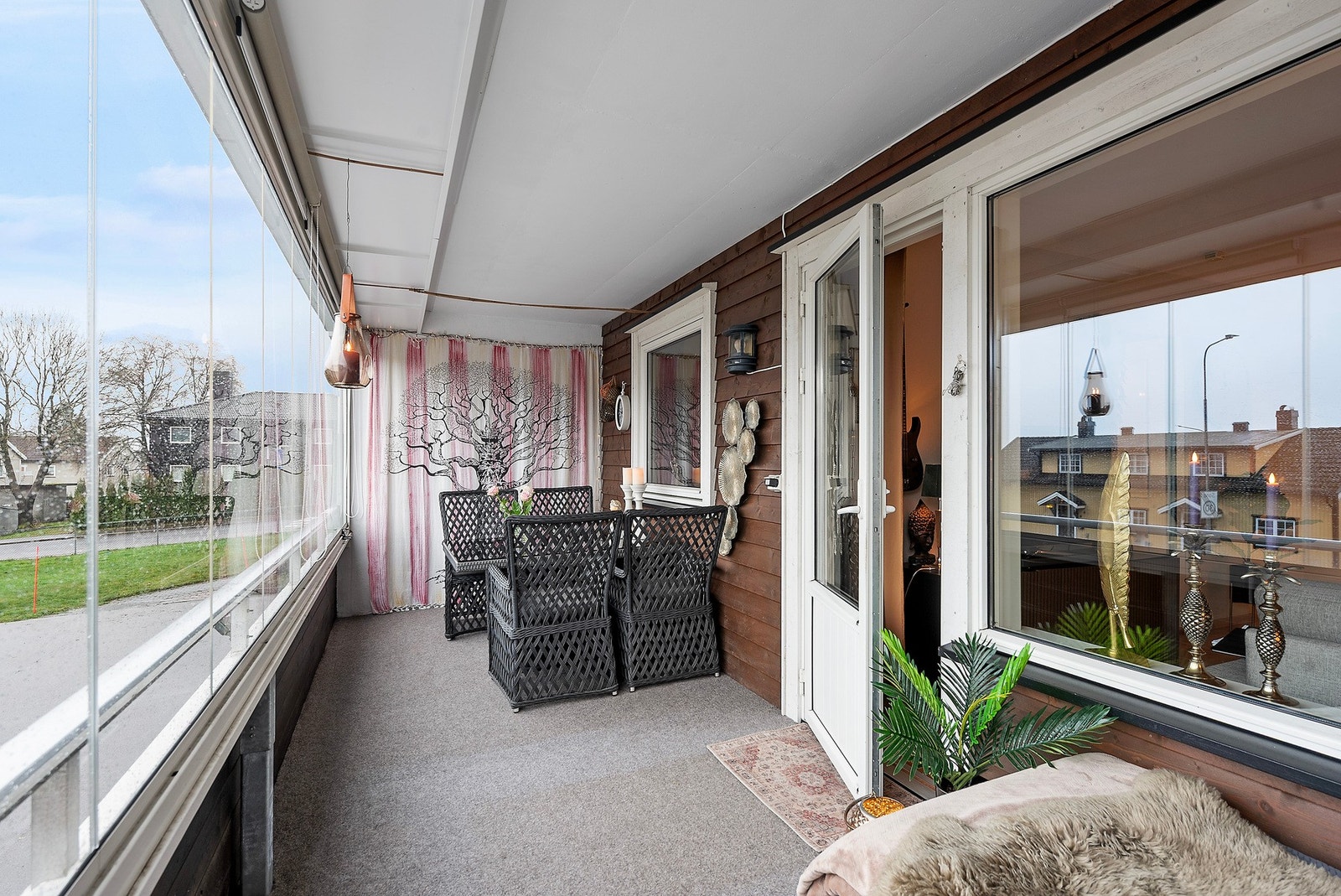 Innglasset balkongen er på 14 kvm og kan brukes hele året Galleribilde