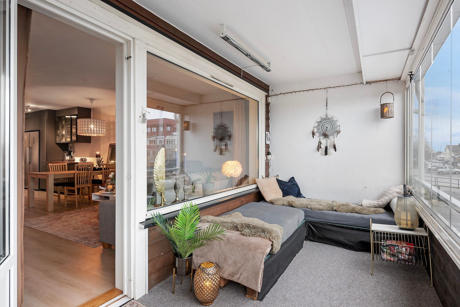 Balkongen er innglasset med skyvevinduer og har støpt gulv. Over gulvet er det spesiallaget et gulvteppe som dekker hele balkongen. Det gir en lun og koselig atmosfære til balkongen Galleribilde