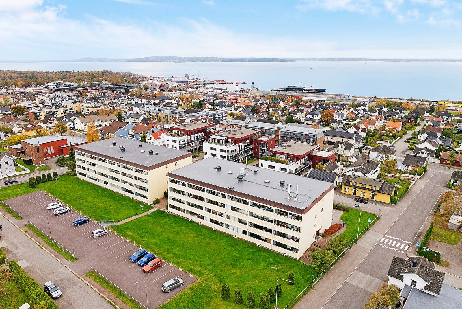 Alt i alt får du her en kombinasjon av bynær komfort og et rolig, etablert boligmiljø - perfekt for deg som ønsker å bo sentralt, men likevel med et hjemlig preg og korte avstander til alt du trenger i hverdagen Galleribilde