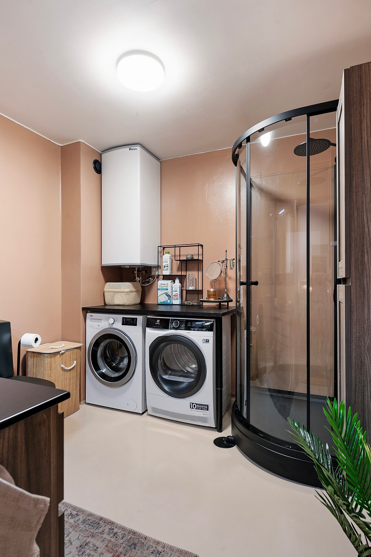 Praktisk opplegg for vaskemaskin og tørketrommel med benkeplass for enten lett oppbevaring eller klesbretting. Varmtvannstanken er også ny Galleribilde