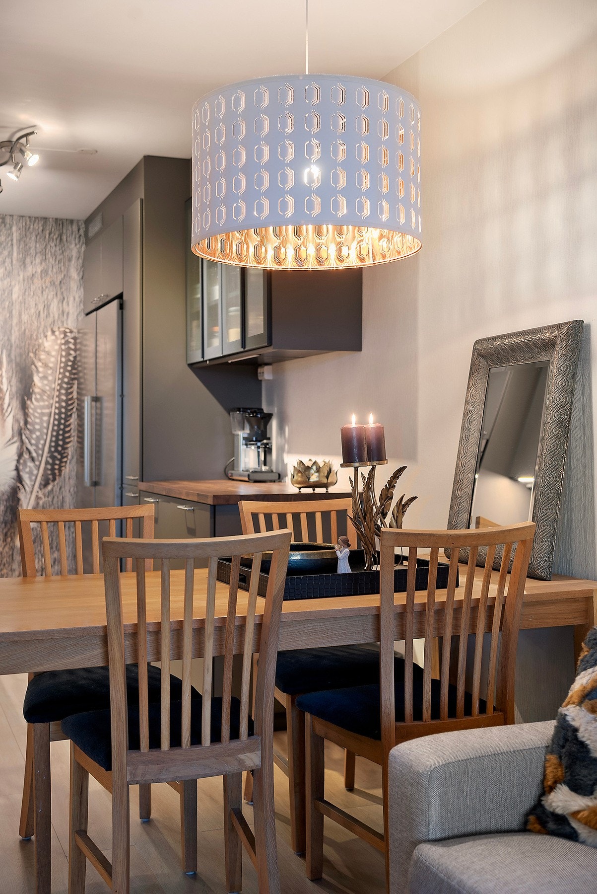 Rett fra kjøkkenet er det plass til koselig spisegruppe Galleribilde