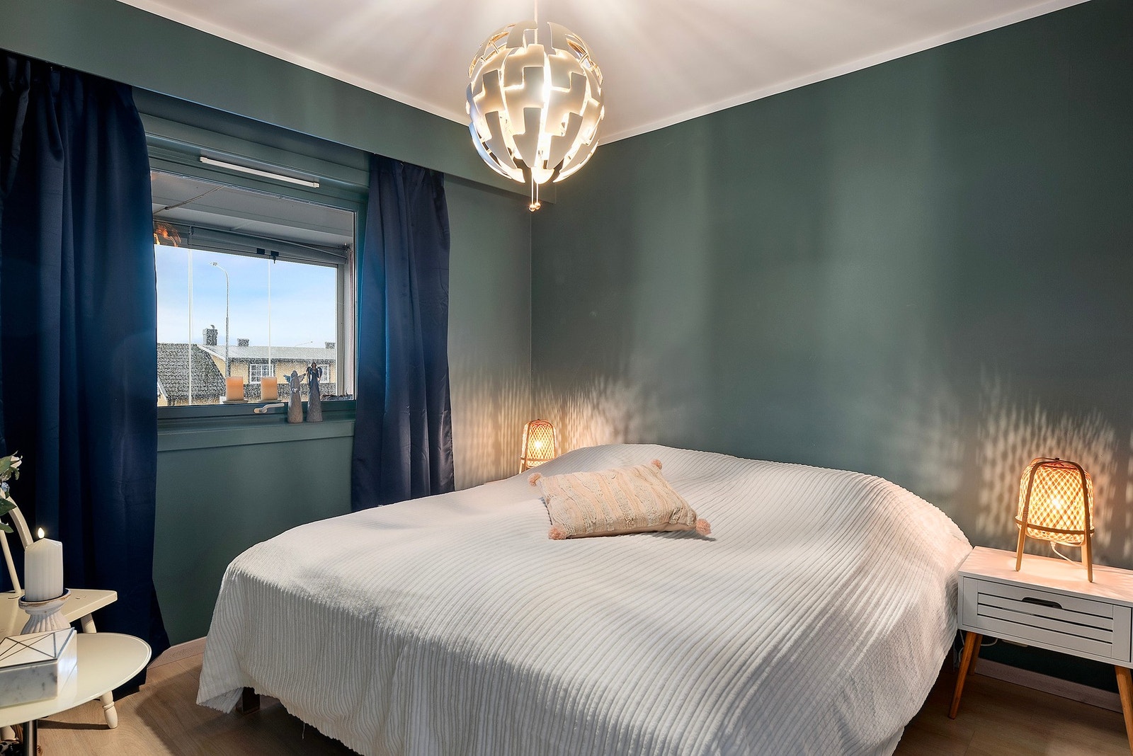 Soverommet er malt i en mørkere farge som gir en lun og behagelig følelse. Taklampen medfølger ikke. Galleribilde