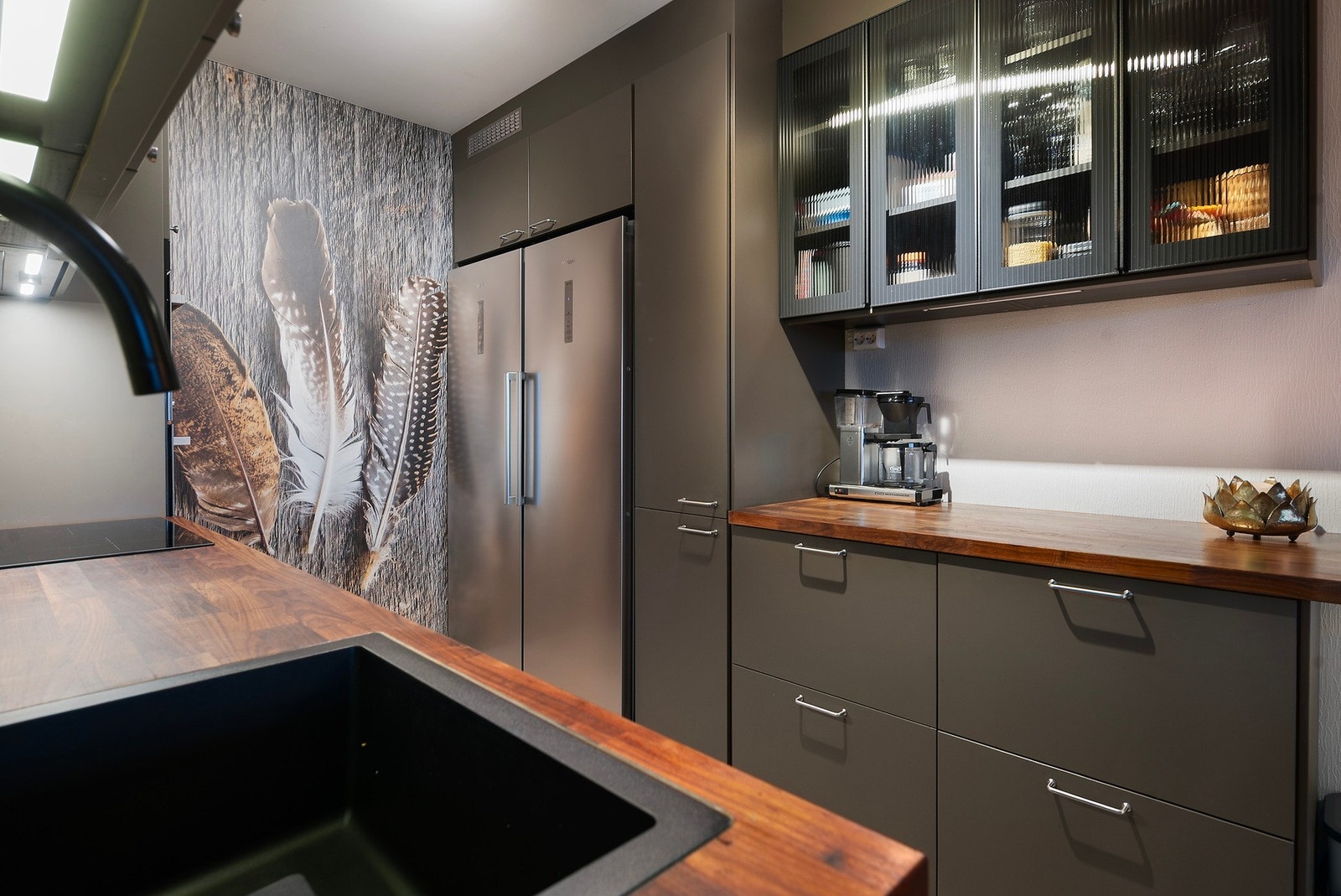 Det er plass til stort side by side kjøleskap/frys Galleribilde