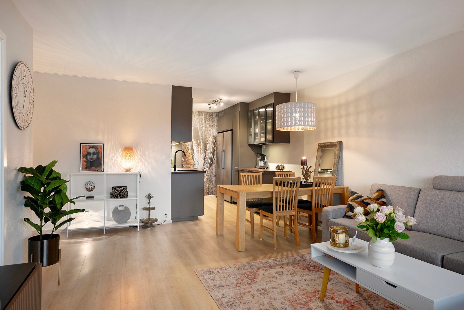 Stuen ligger i åpen løsning med kjøkkenet Galleribilde