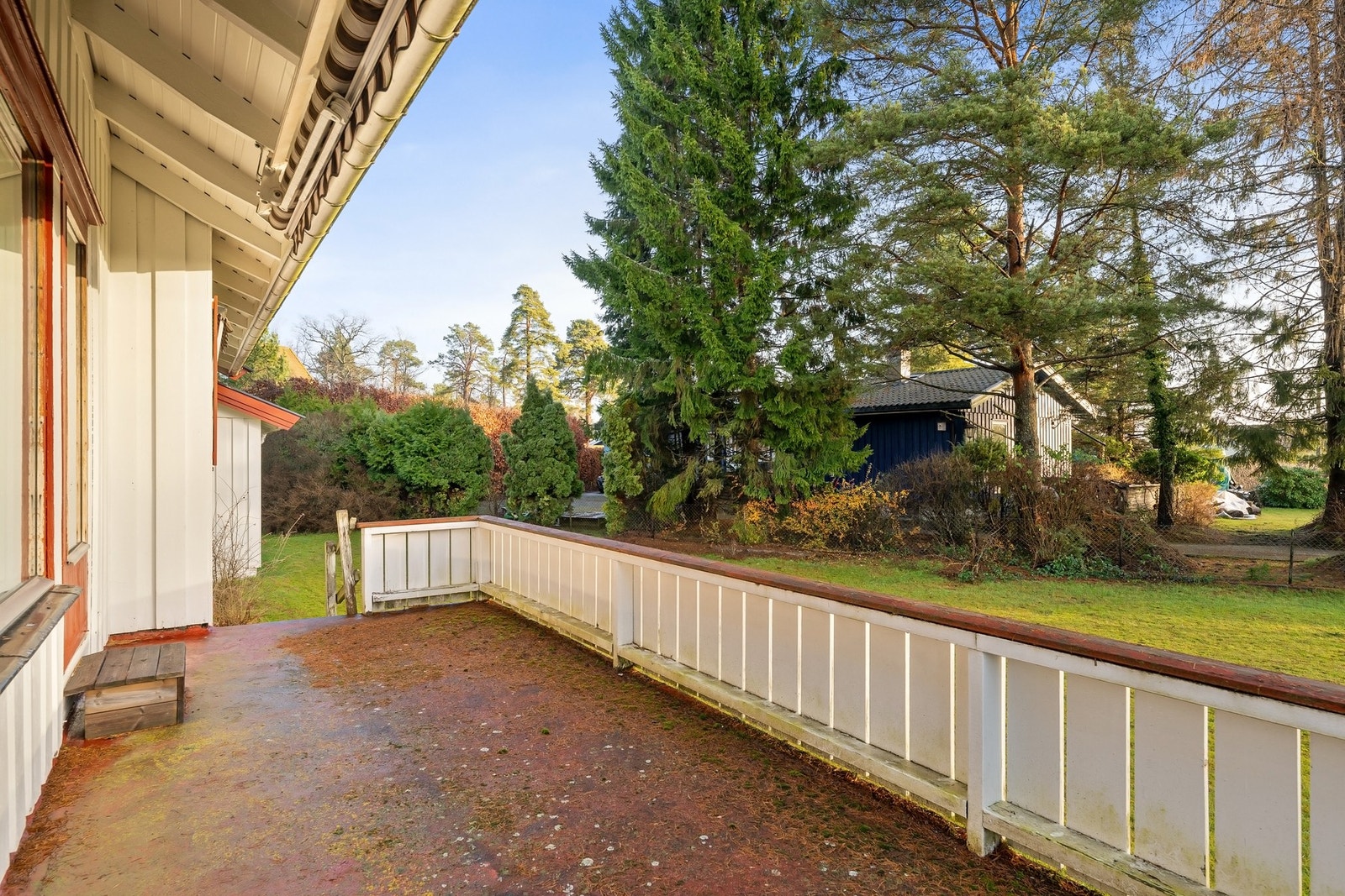 Inviter til grilling og lek i hagen på en solskinnsdag Galleribilde