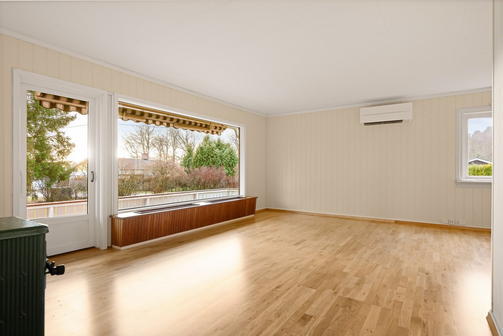 I stuen er det både peis og varmepumpe for oppvarming Galleribilde