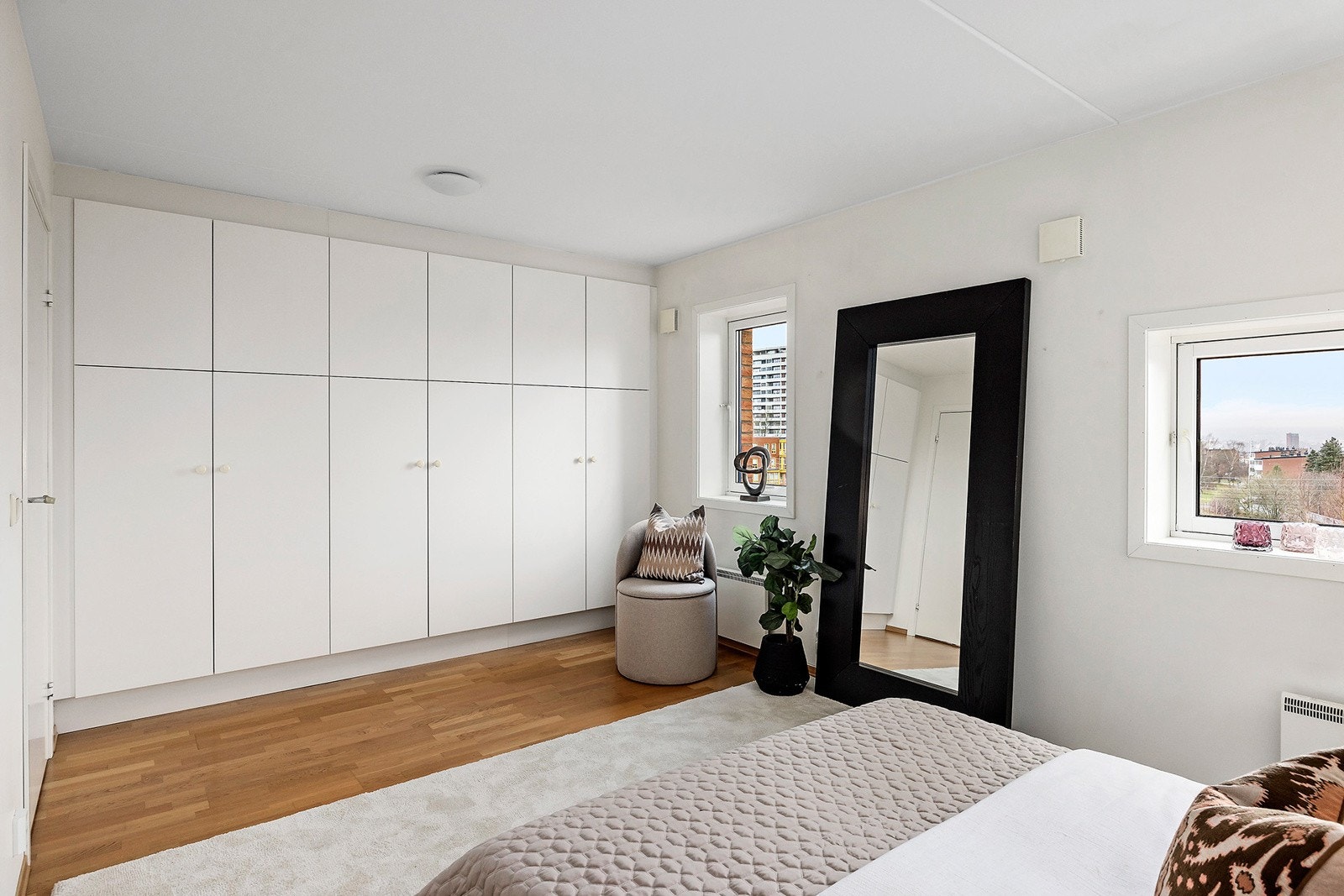 Soverommet har innebygd garderobeløsning, god plass og to vinduer. Galleribilde