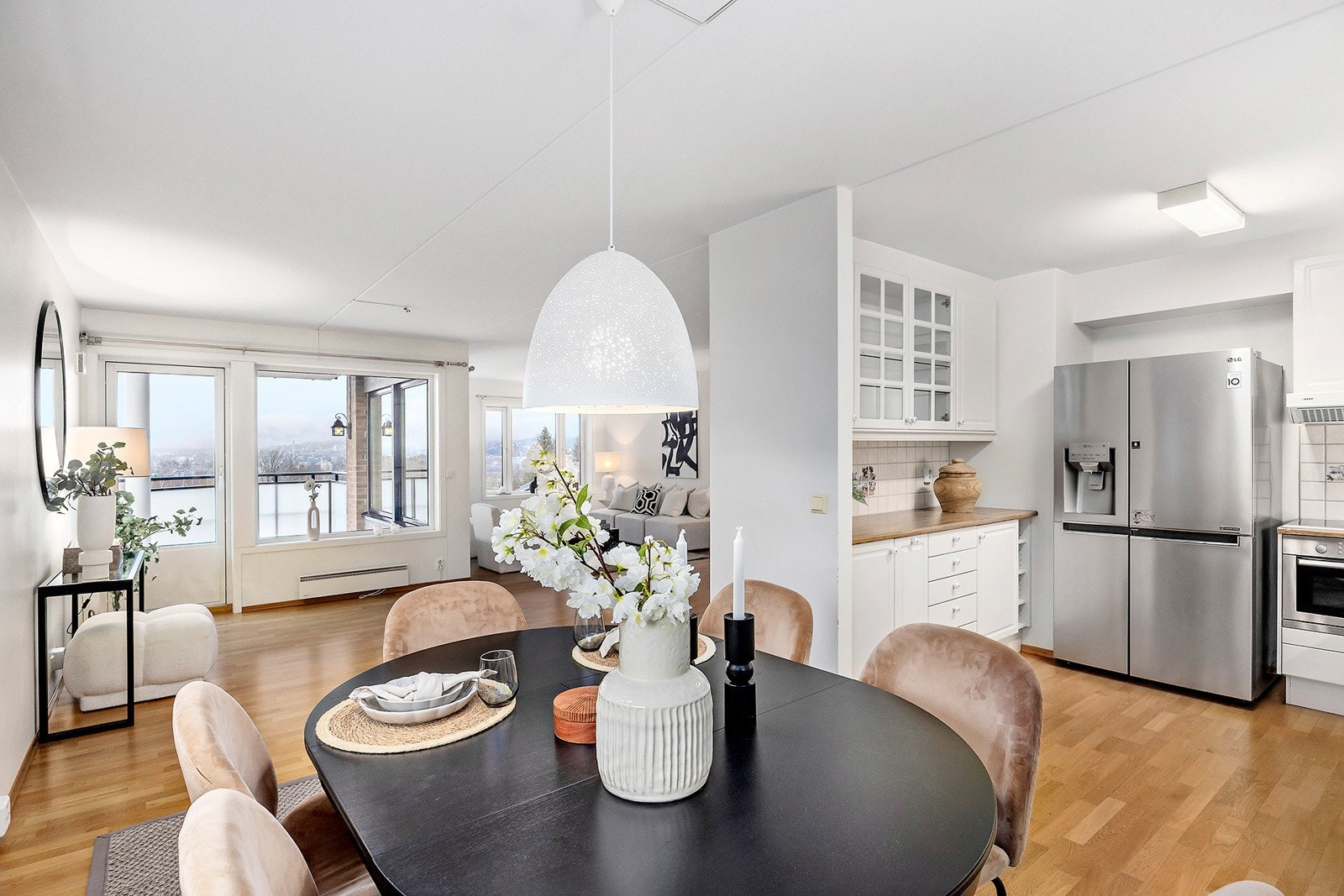 Stuen er stor og har en naturlig plass for en spisestue. Galleribilde