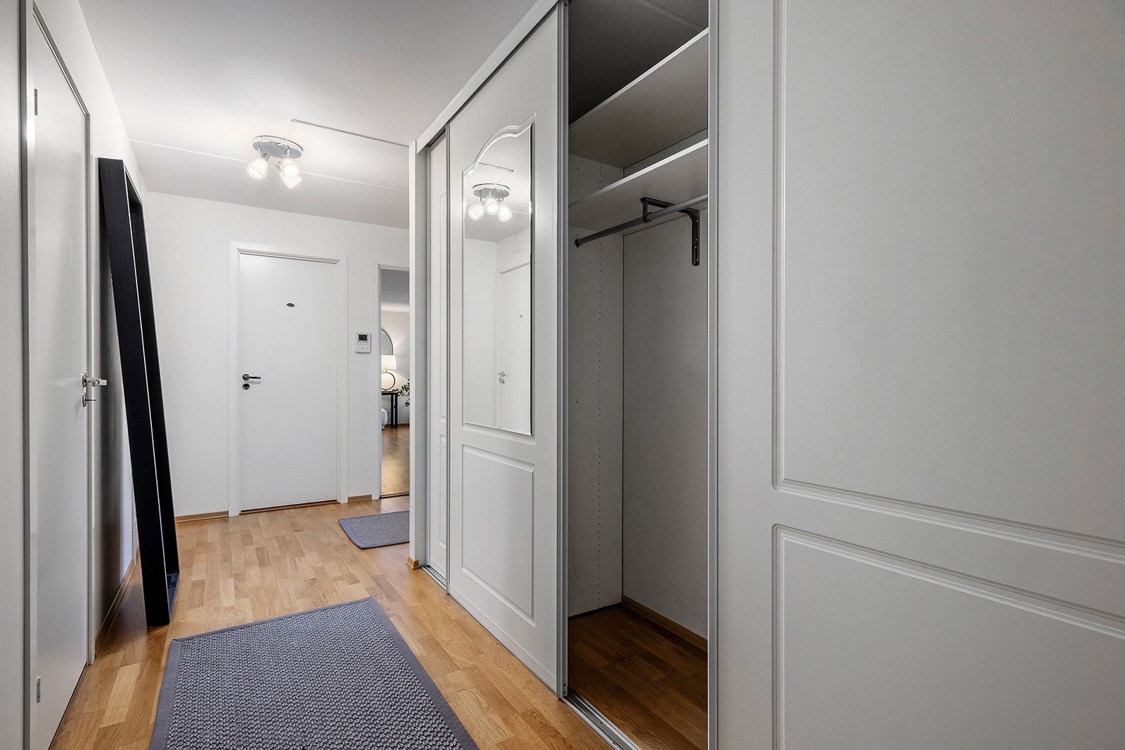 Entrépatri med stor garderobe. Galleribilde