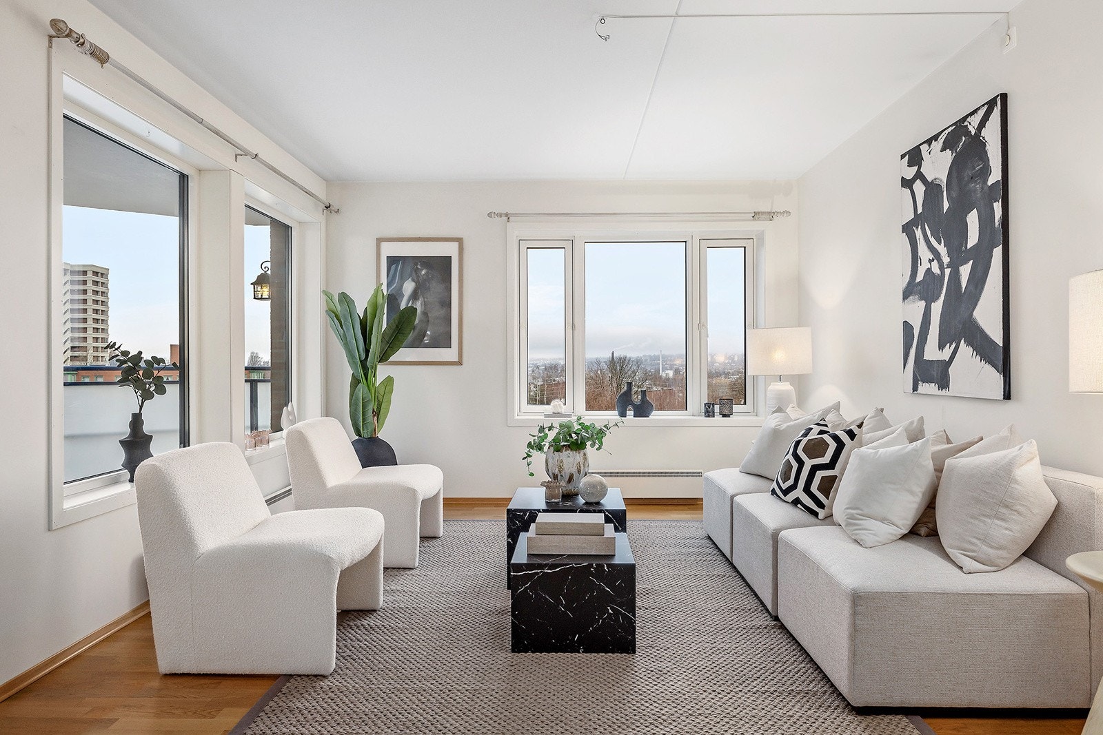 Fra stuen er det også god utsikt gjennom vinduer. Galleribilde