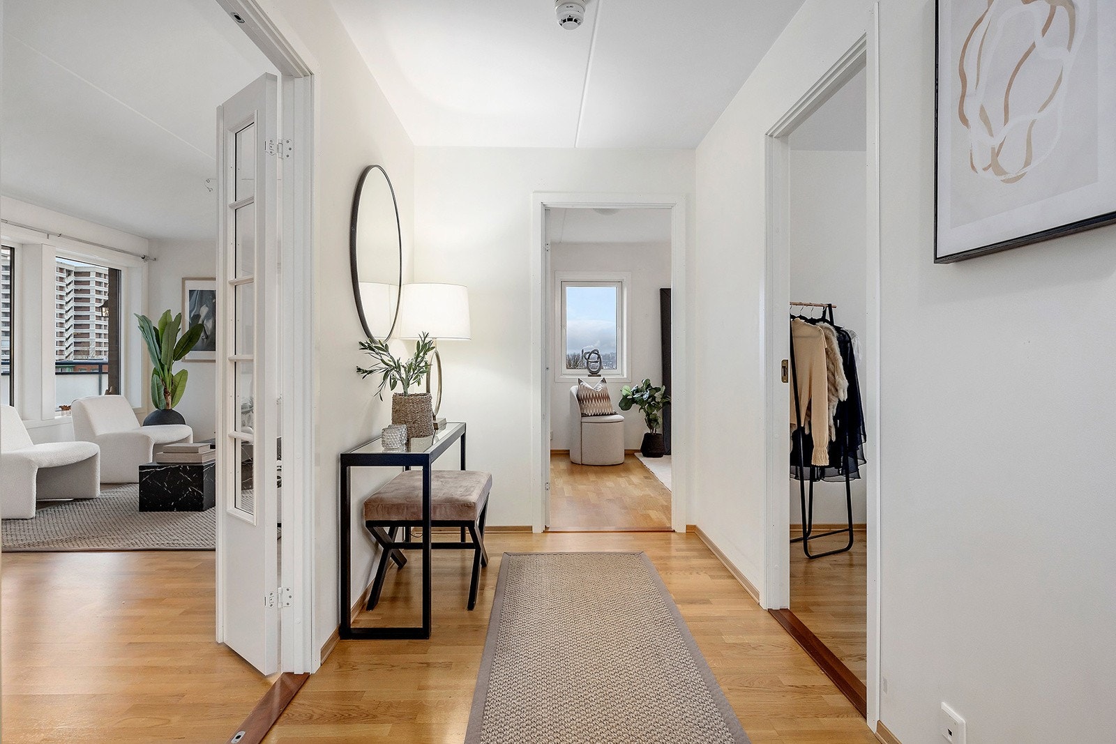 Leilighetens hall tar deg overalt i boligen. Galleribilde