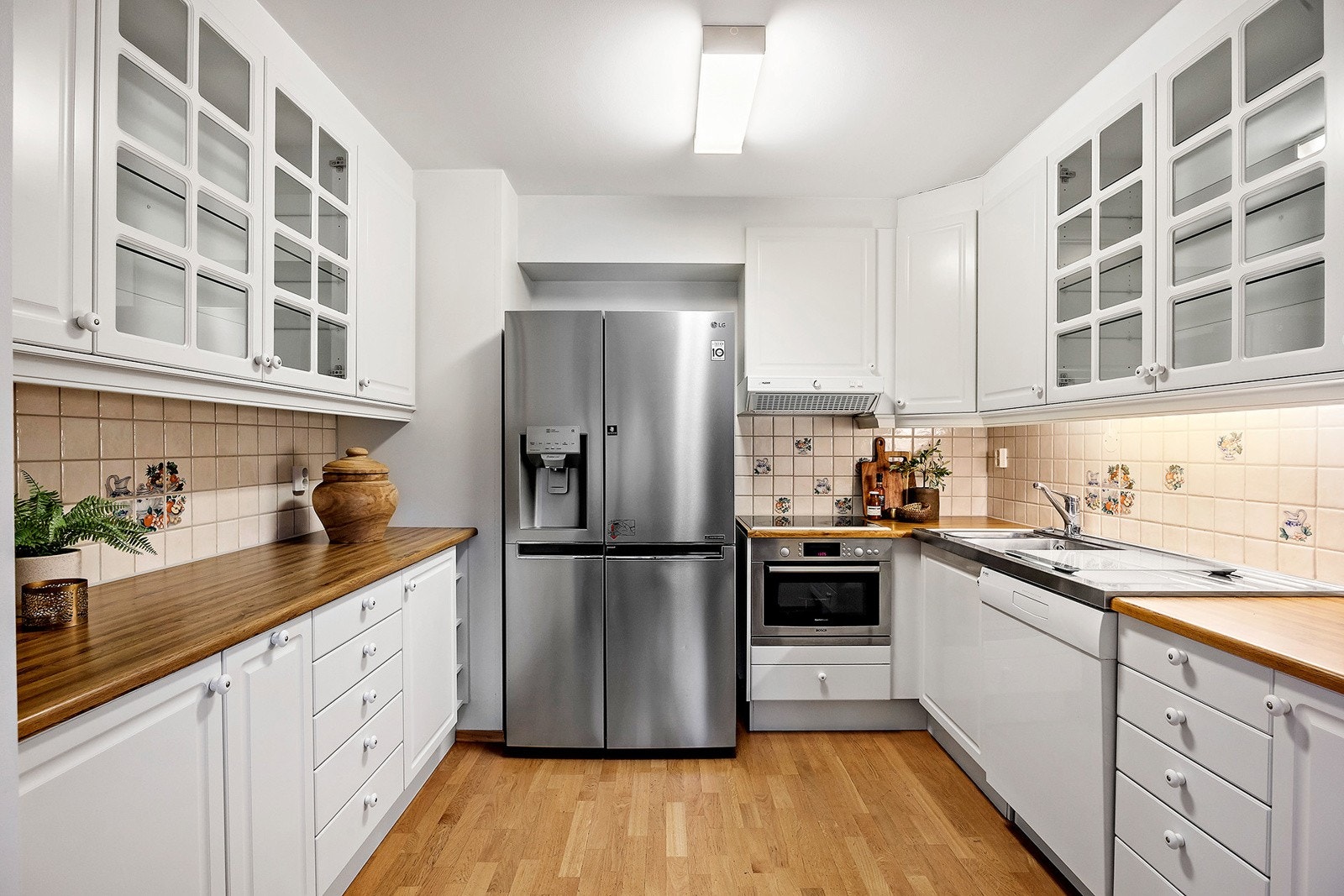 Leilighetens kjøkken er på et separat rom tilknyttet stue. Galleribilde