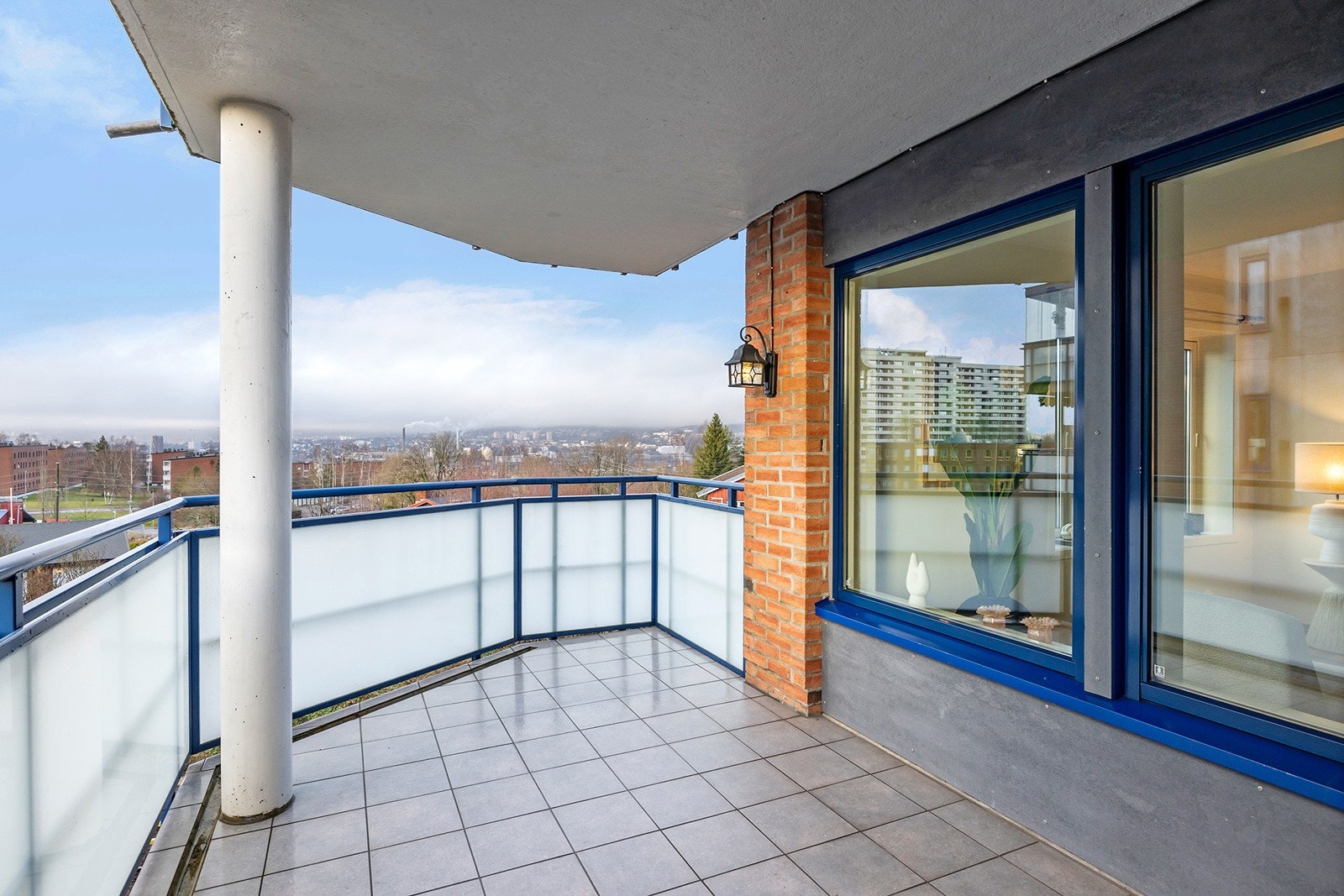 Leiligheten har en 11kvm. sørvest-vendt hjørnebalkong med god utsikt. Galleribilde