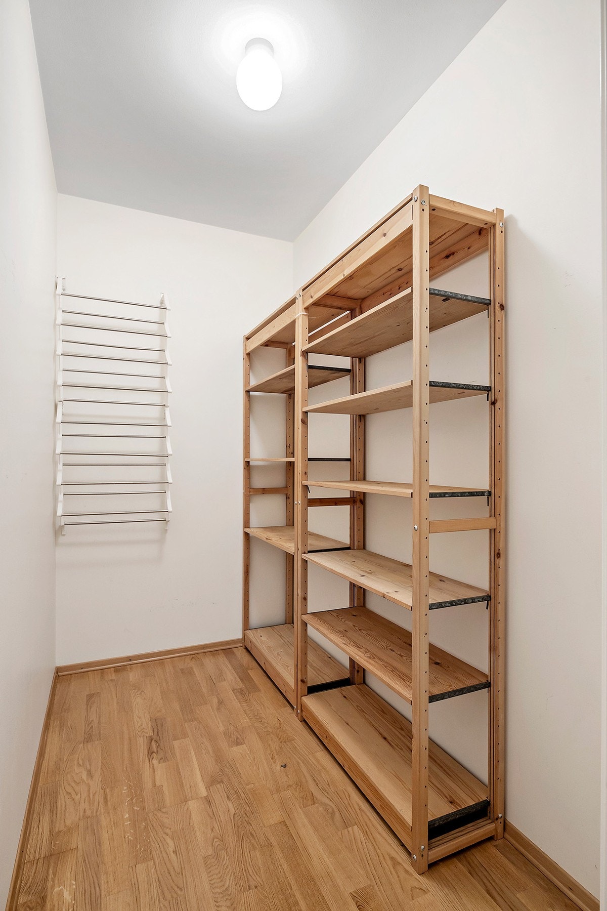 Leiligheten har en innvendig bod med hylle til oppbevaring. Galleribilde