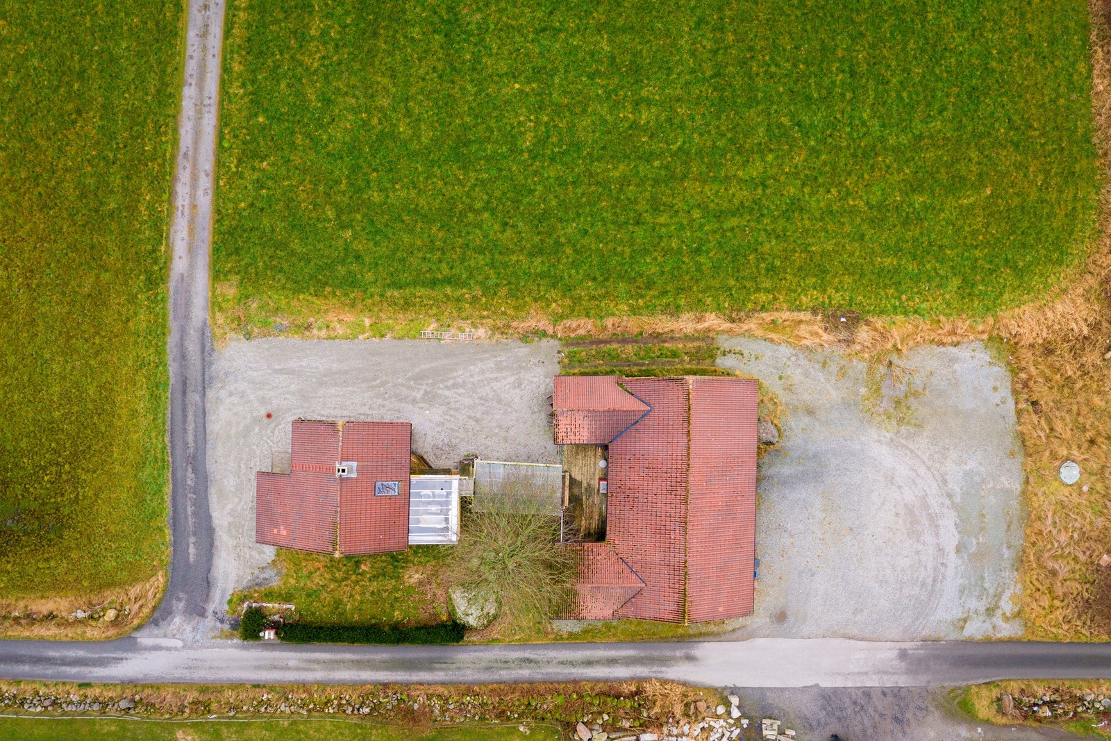 En landlig enebolig med romslig tomt, og stort driftsbygg på 169kvm. Galleribilde