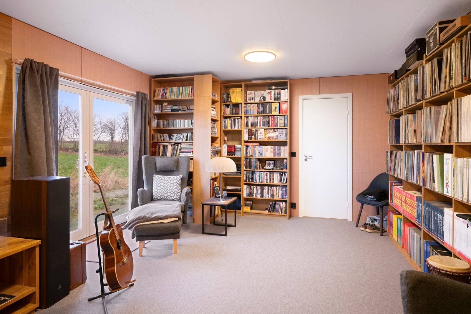 Bygget er innredet med blant annet kontorer, lagerrom, arbeidsrom, sosial sone, kjøkken og bad. Galleribilde