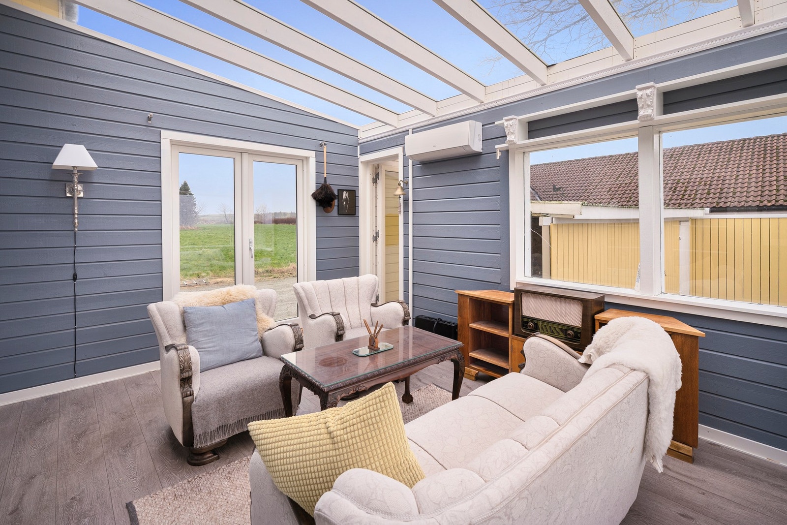 Her kan du nyte utsikten mot tunet og de åpne omgivelsene Galleribilde