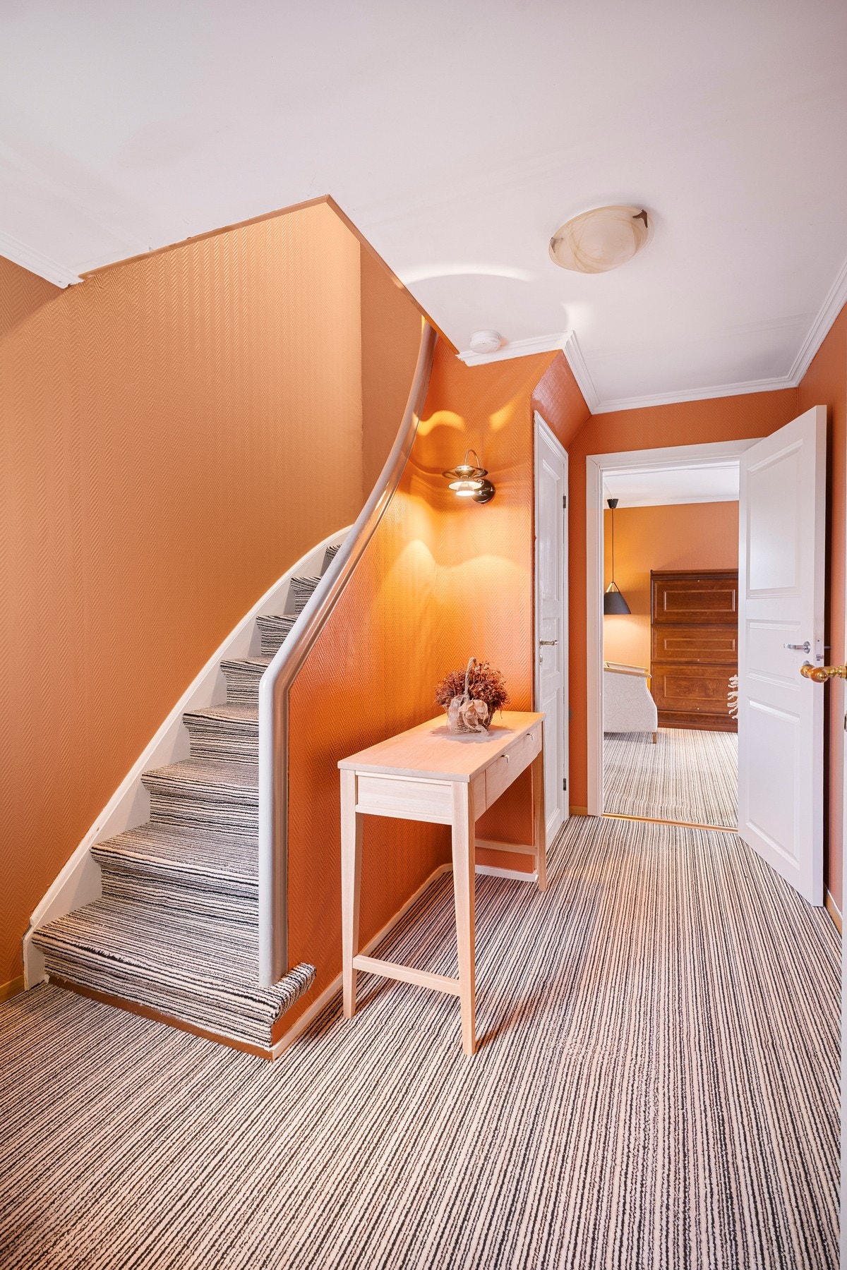 En fin entré og gang ønsker deg velkommen inn i boligen. Galleribilde