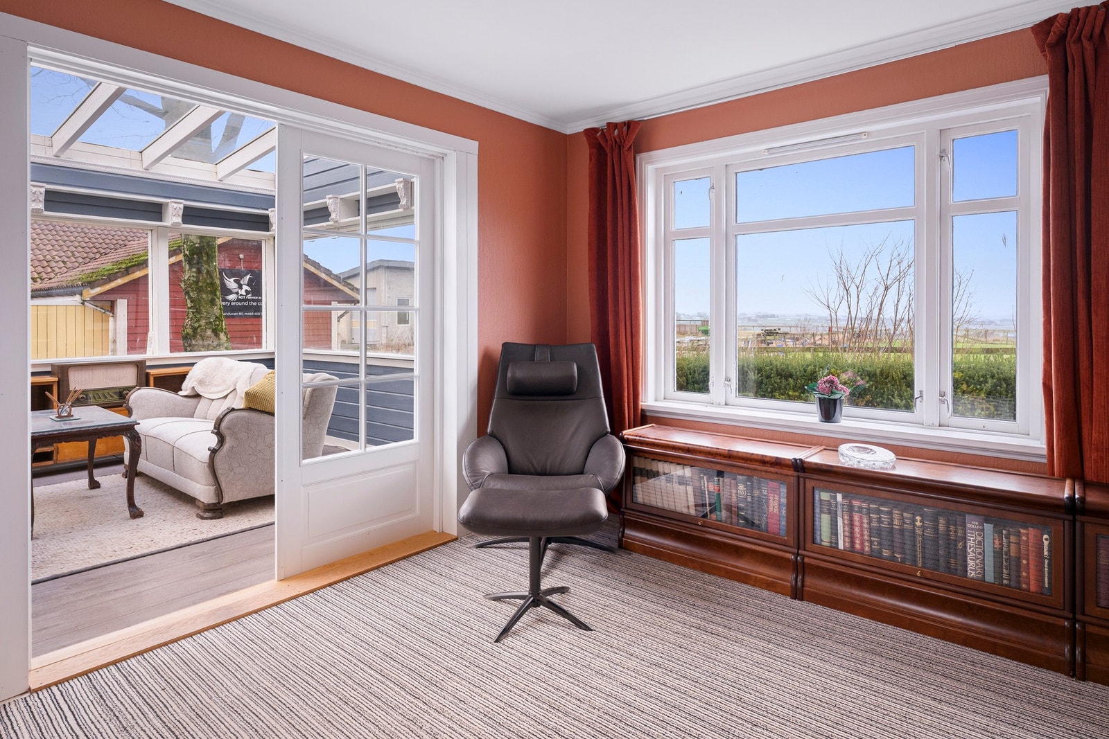 Fra stuen har du direkte tilgang til den flotte vinterhagen. Galleribilde