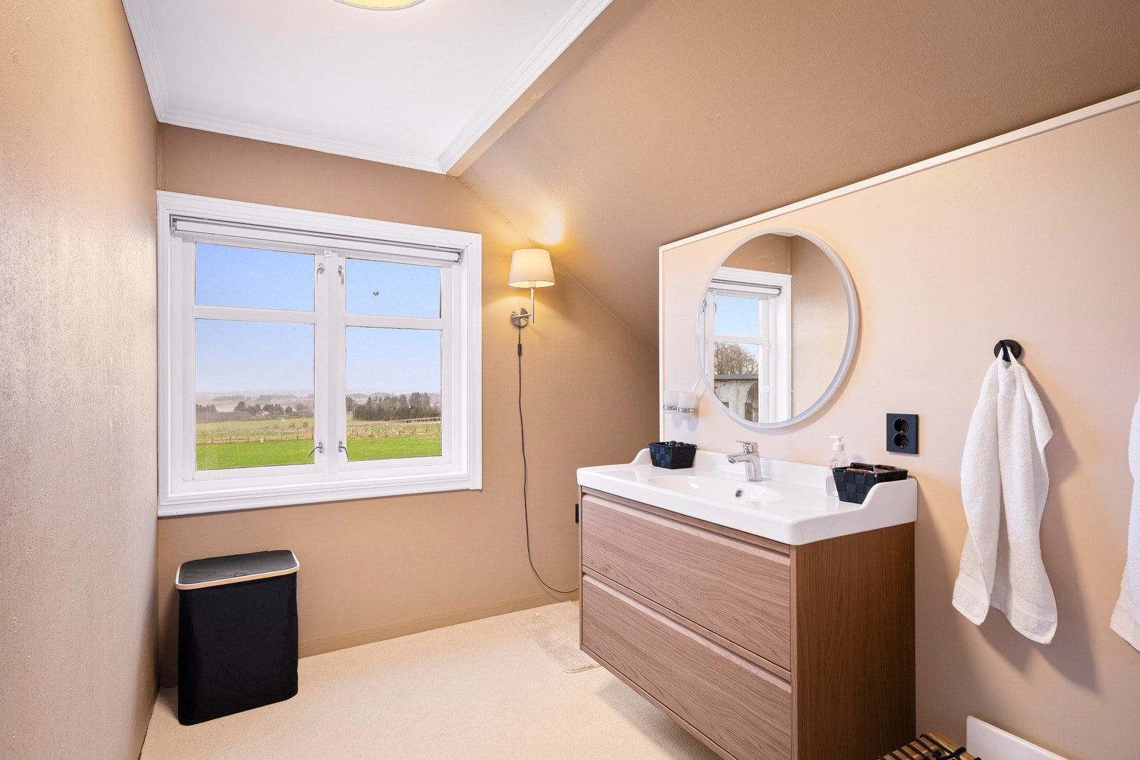 Badet i 2. etasje er nyere oppgradert og fremstår stilrent og moderne. Galleribilde