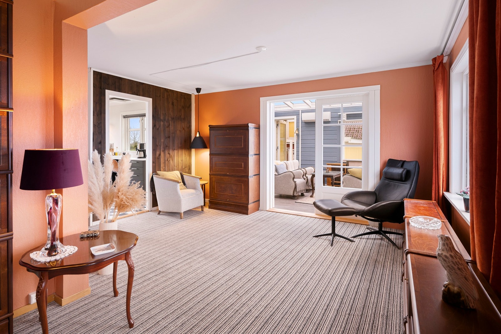 Stuen er boligens naturlige samlingspunkt og byr på god romfølelse og en lun atmosfære. Galleribilde