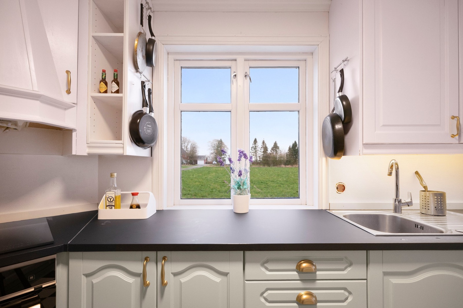 Løsningen er praktisk og oversiktlig, med induksjonstopp, oppvaskmaskin og ventilator med avtrekk ut. Galleribilde