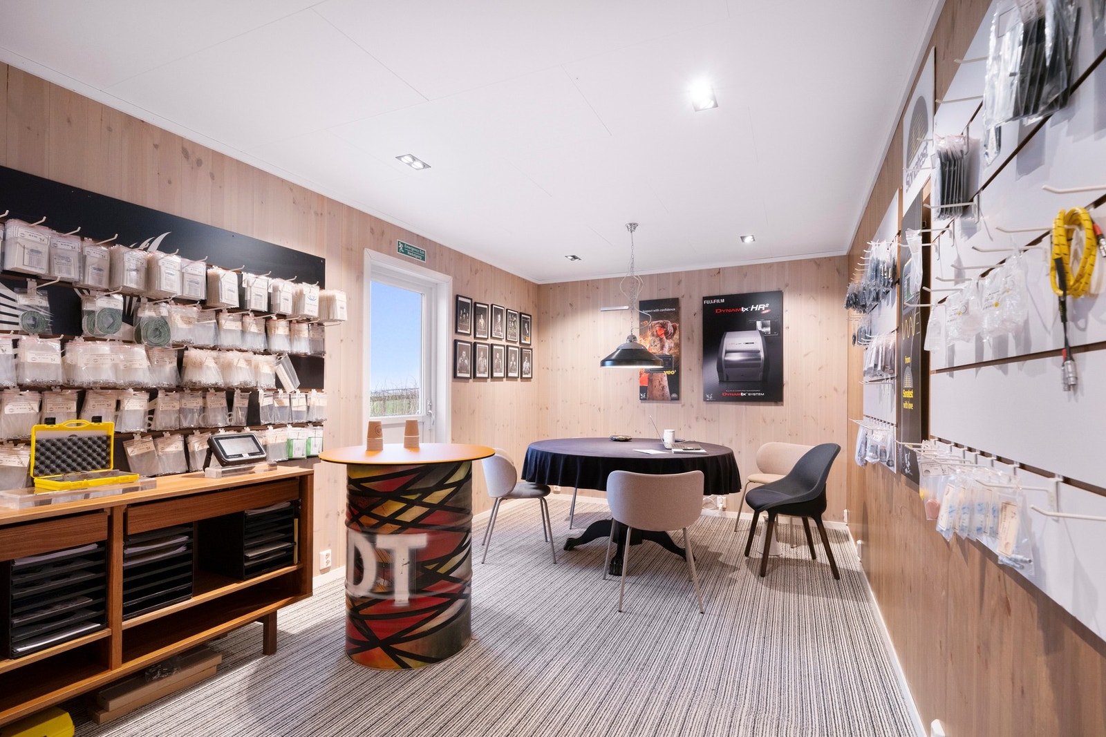 Planløsningen er oversiktlig og fleksibel, noe som gjør det enkelt å tilpasse bygget til ulike behov. Galleribilde