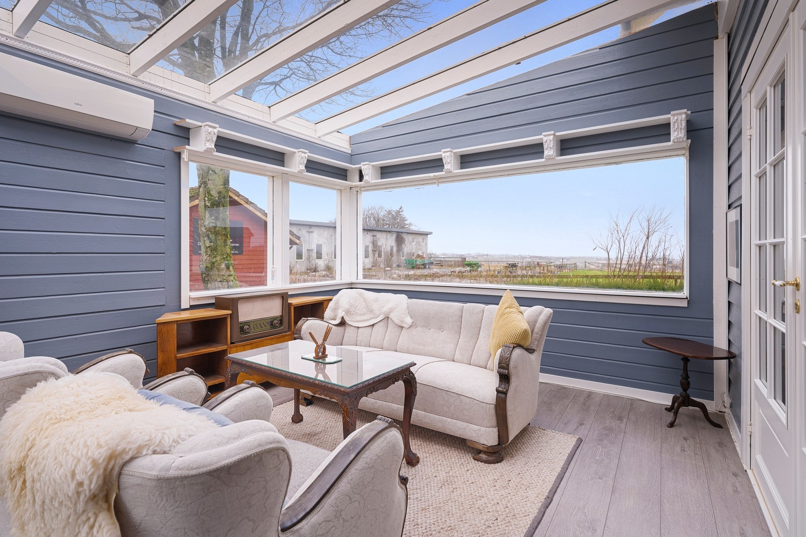 Vinterhagen er oppført i 2015 og fungerer som et naturlig bindeledd mellom inne og ute og er en av boligens mest attraktive kvaliteter. Galleribilde