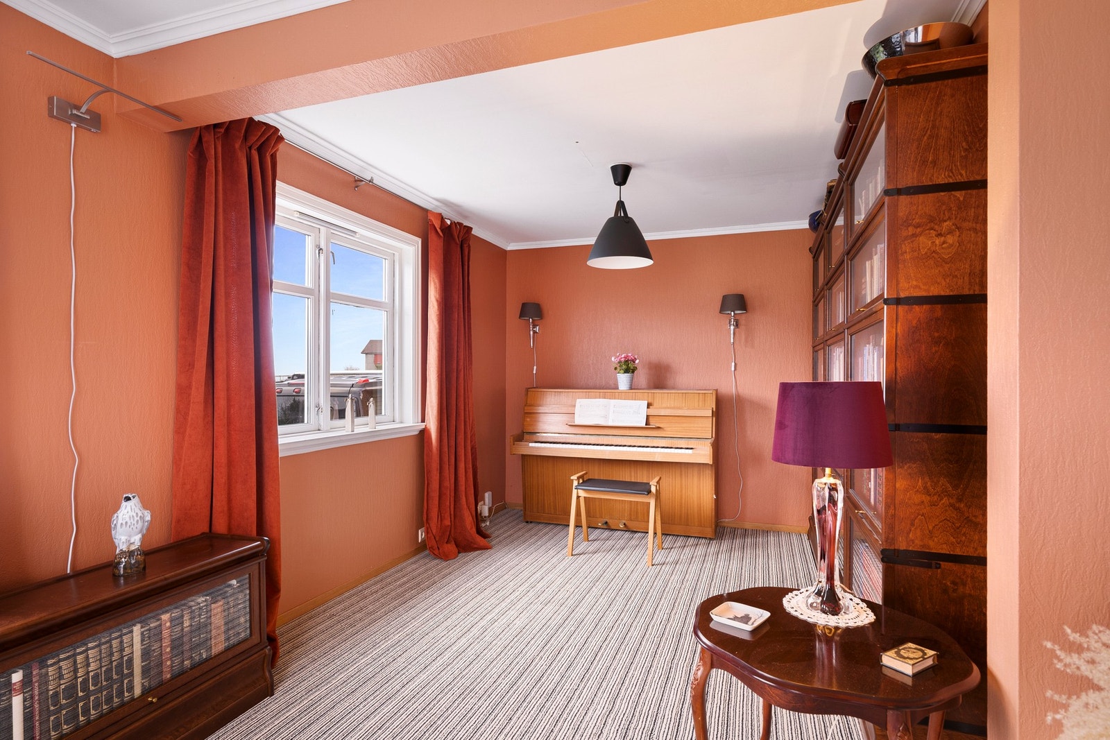 Her er det god plass til både sofagruppe og spiseplass, og rommet egner seg godt for både hverdagsliv og sosiale sammenkomster. Galleribilde