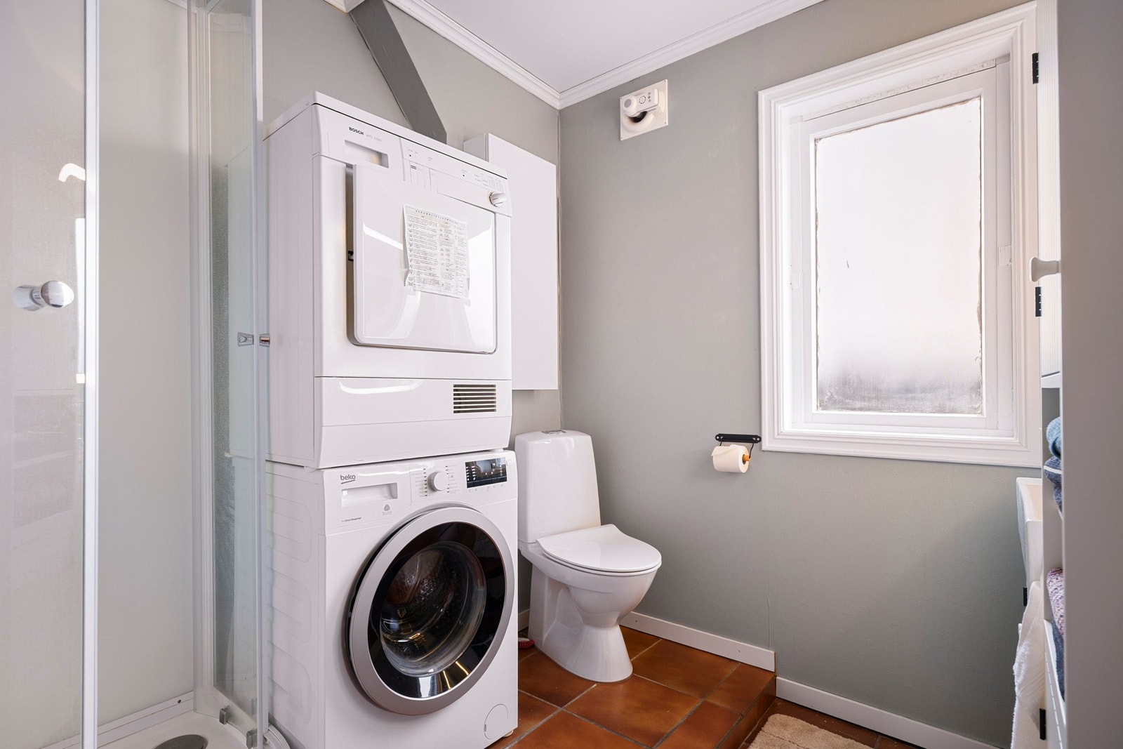 Boligen har et kombinert bad og vaskerom i 1. etasje. Galleribilde