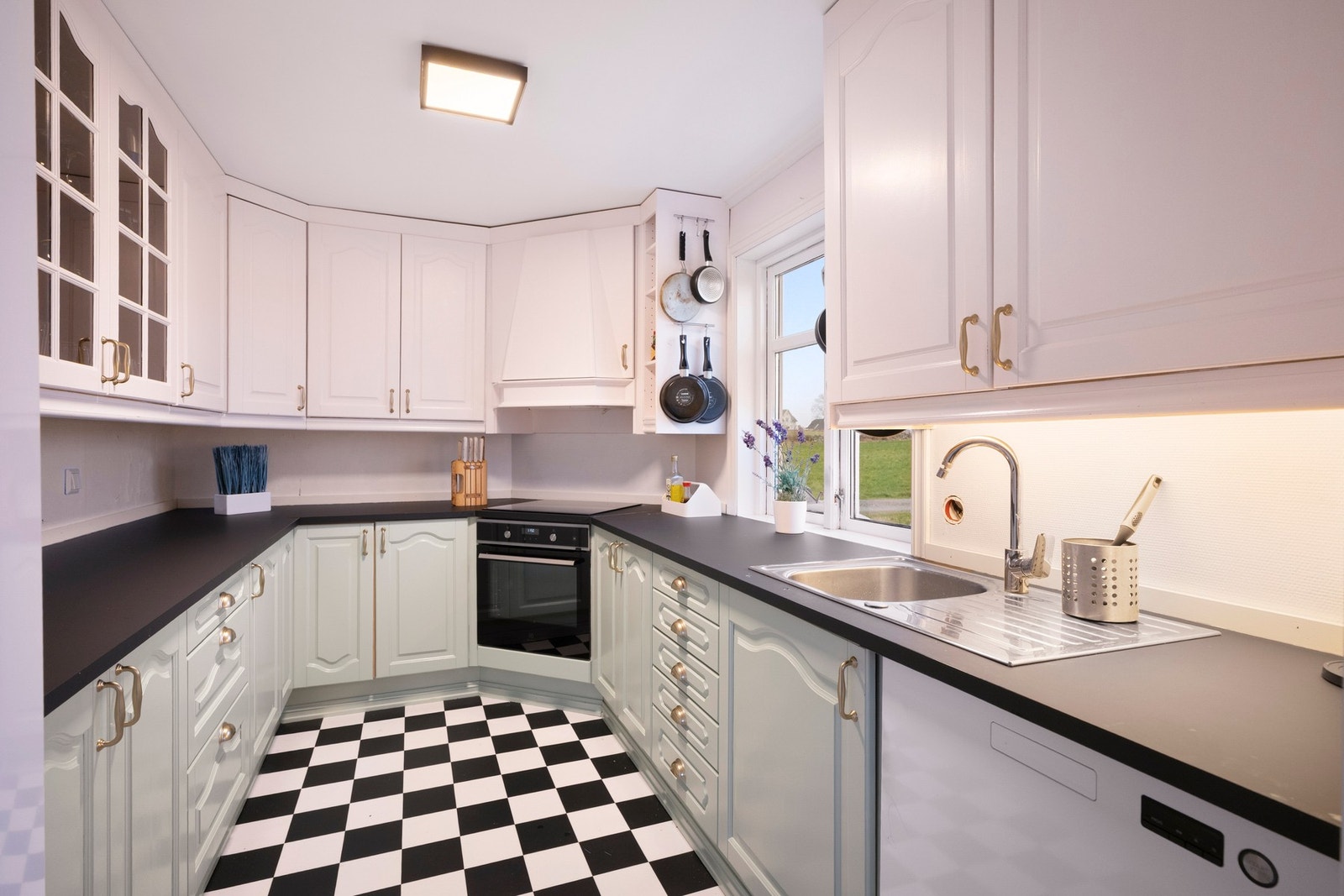 Kjøkkenet ligger i eget rom og er innredet med profilerte fronter, laminat benkeplater og god skap- og benkeplass. Galleribilde