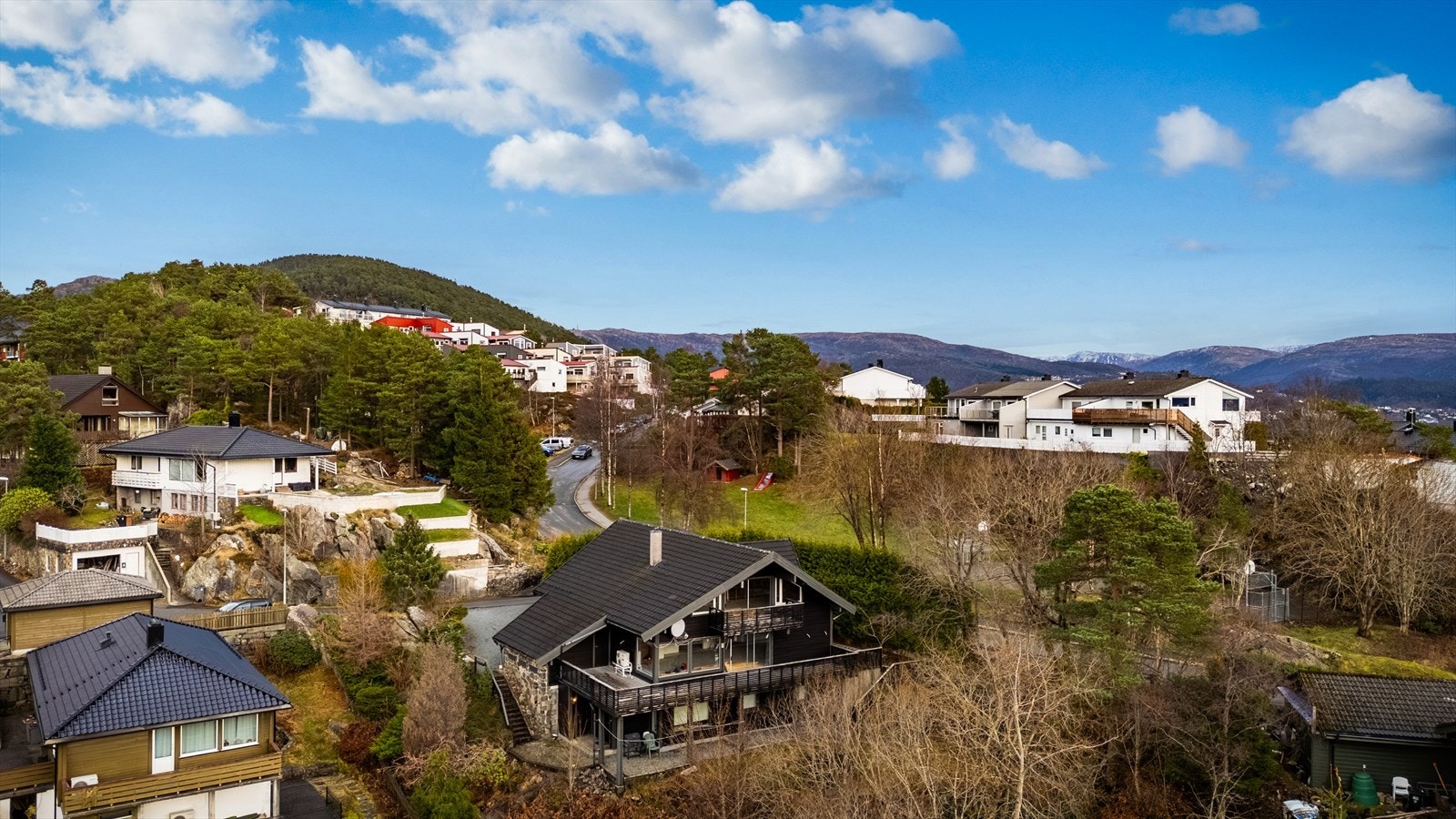 - Stor enebolig med sentral beliggenhet i et veletablert og familievennlig område på Bønes - Galleribilde