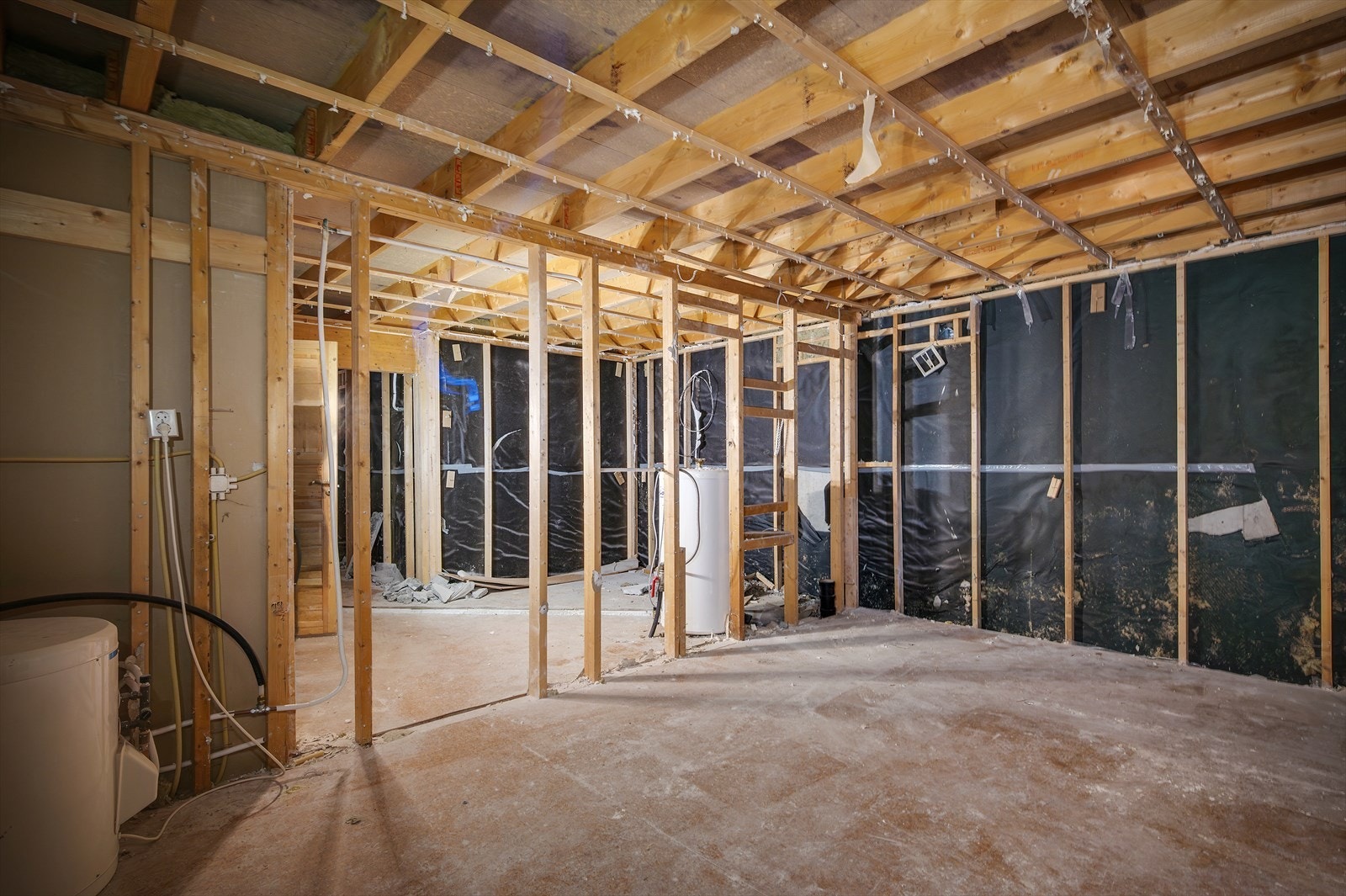 - Underetasjens hoveddel er også revet ned til bjelkelag og underliggende konstruksjon - Galleribilde