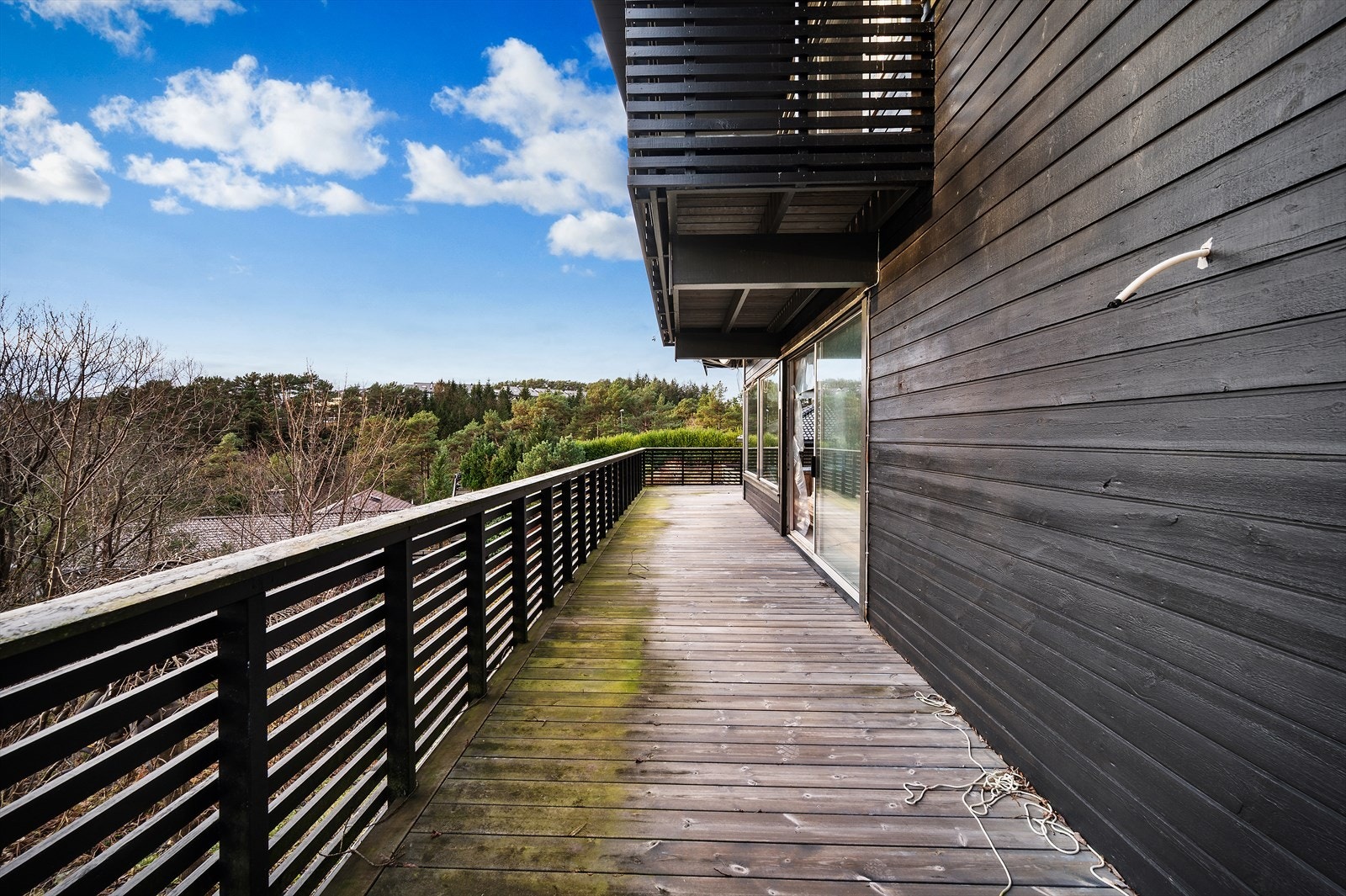 - Altanen måler 50m² og har god plass til utemøbler - Galleribilde