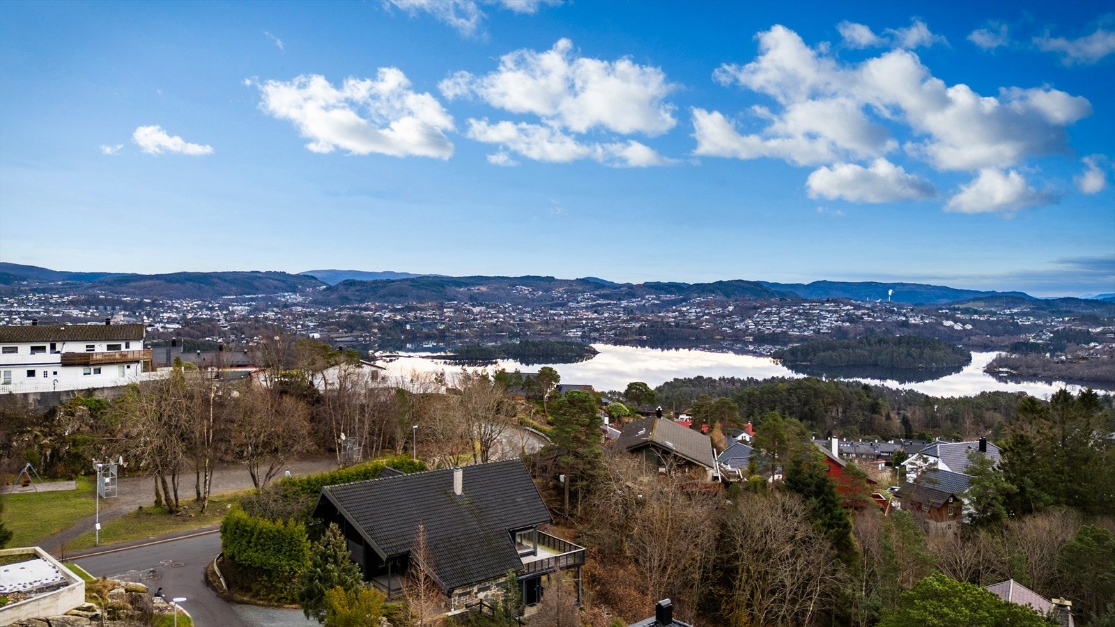 - Romslig tomt som måler 943,1m² med gode sol- og utsiktsforhold - Galleribilde