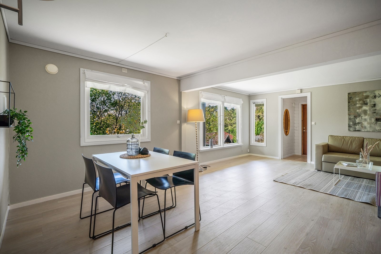 - Åpen stue/kjøkkenløsning som måler 39,4m² - Galleribilde