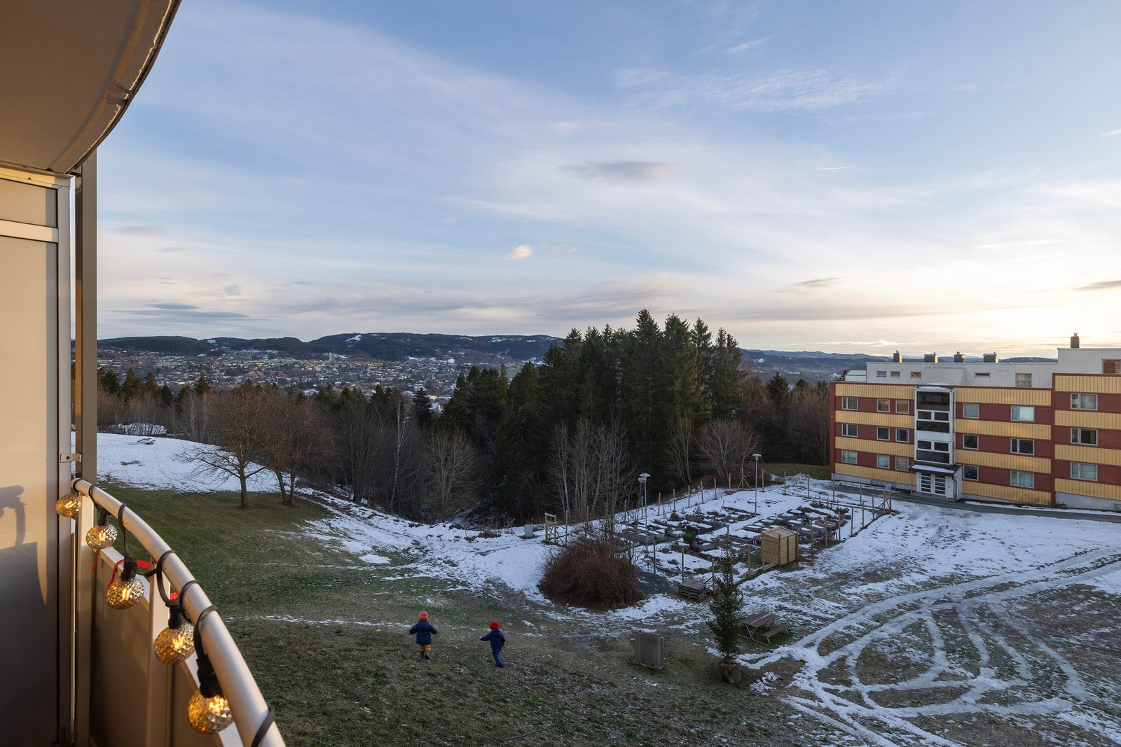 Sørvendt terrasse med utsikt over borettslagets friområde. Estenstadmarka, Risvollan og Tiller marka sees i bakgrunn. Galleribilde
