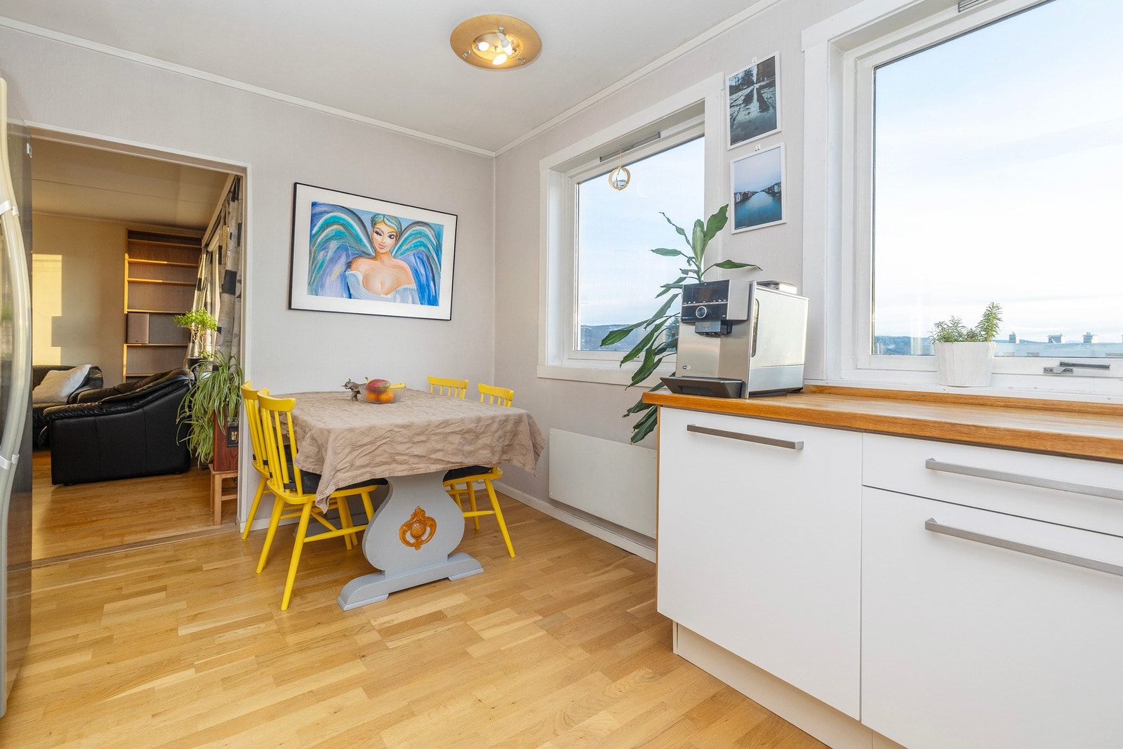 Kjøkken med plass til spisebord. 2 vinduer som gjør kjøkkenet lyst og trivelig. Galleribilde