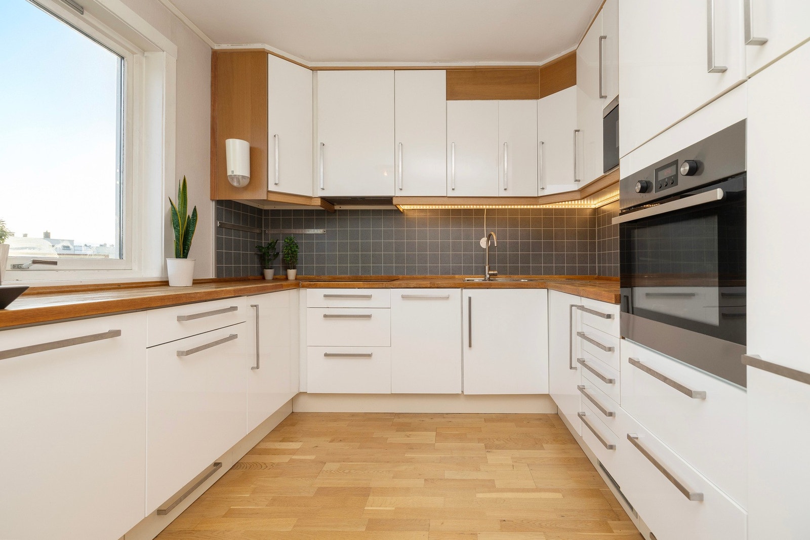 Praktisk kjøkken med god skap- og benkeplass. Integrerte hvitevarer som steikeovn og oppvaskmaskin. Galleribilde