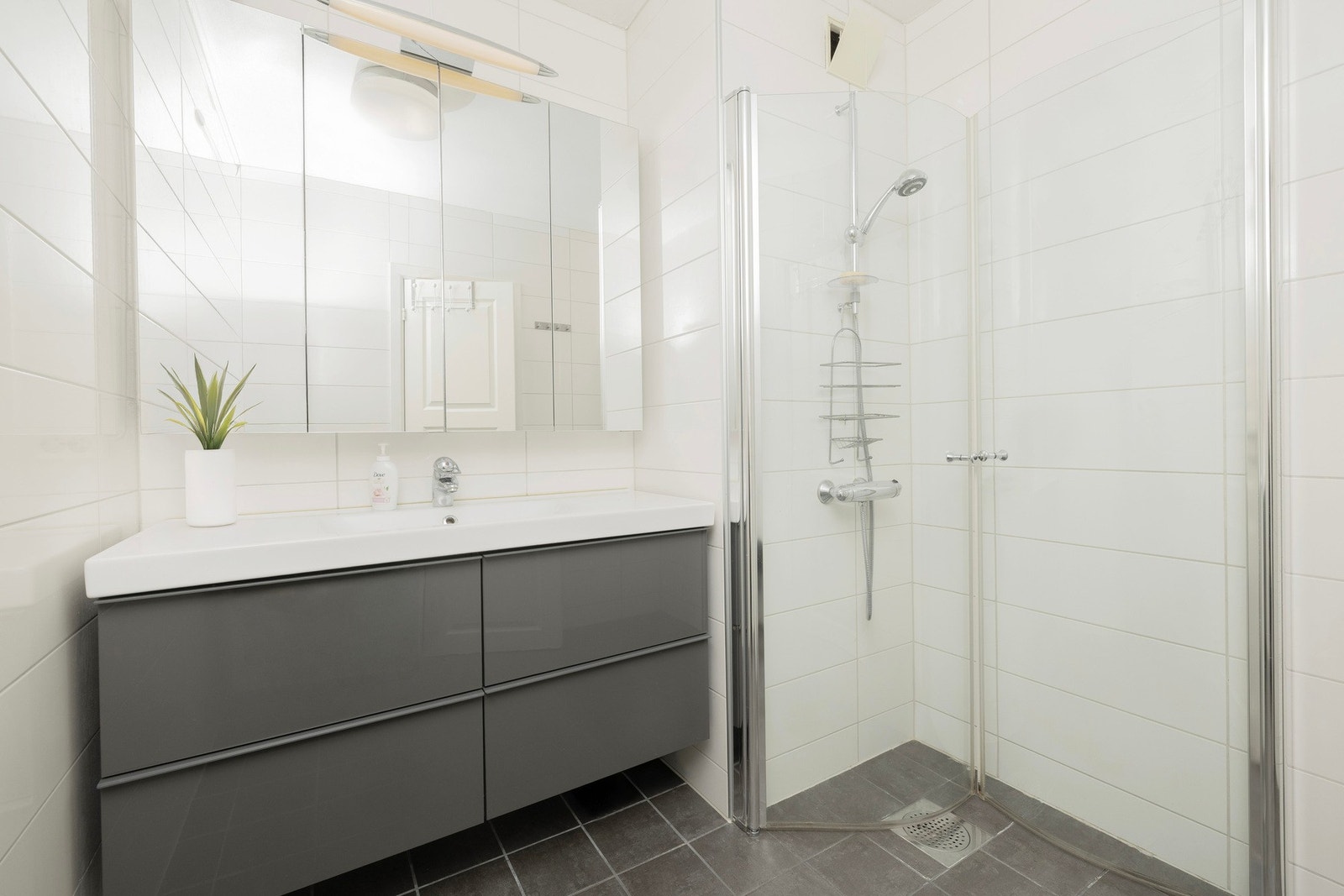 Oppgradert bad fra 2013. Inneholder servant med skuffer og speilskap. Dusj med innfellbare dusjvegger. Gulvvarme. Galleribilde