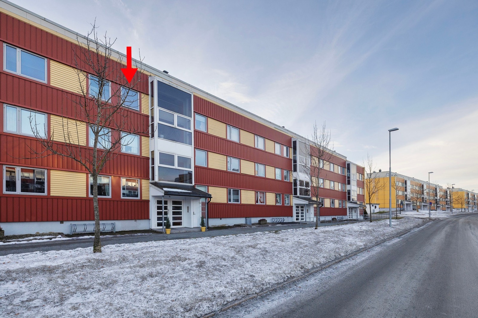 Fasade/inngangsparti. Leilighetens plassering er markert med rød pil. Galleribilde