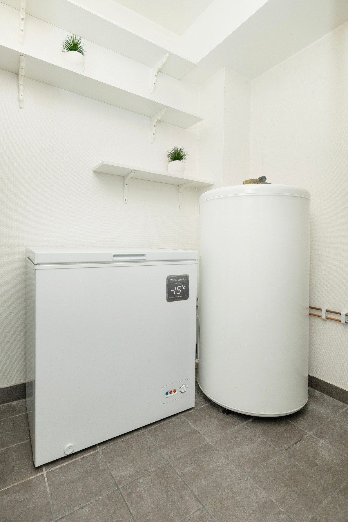 Vaskerom med 200 l varmtvannsbereder fra 2013. Galleribilde