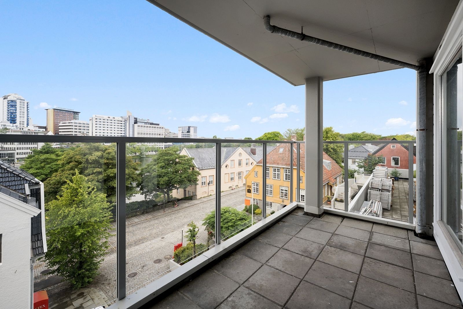 Balkong med ettermiddagssol Galleribilde