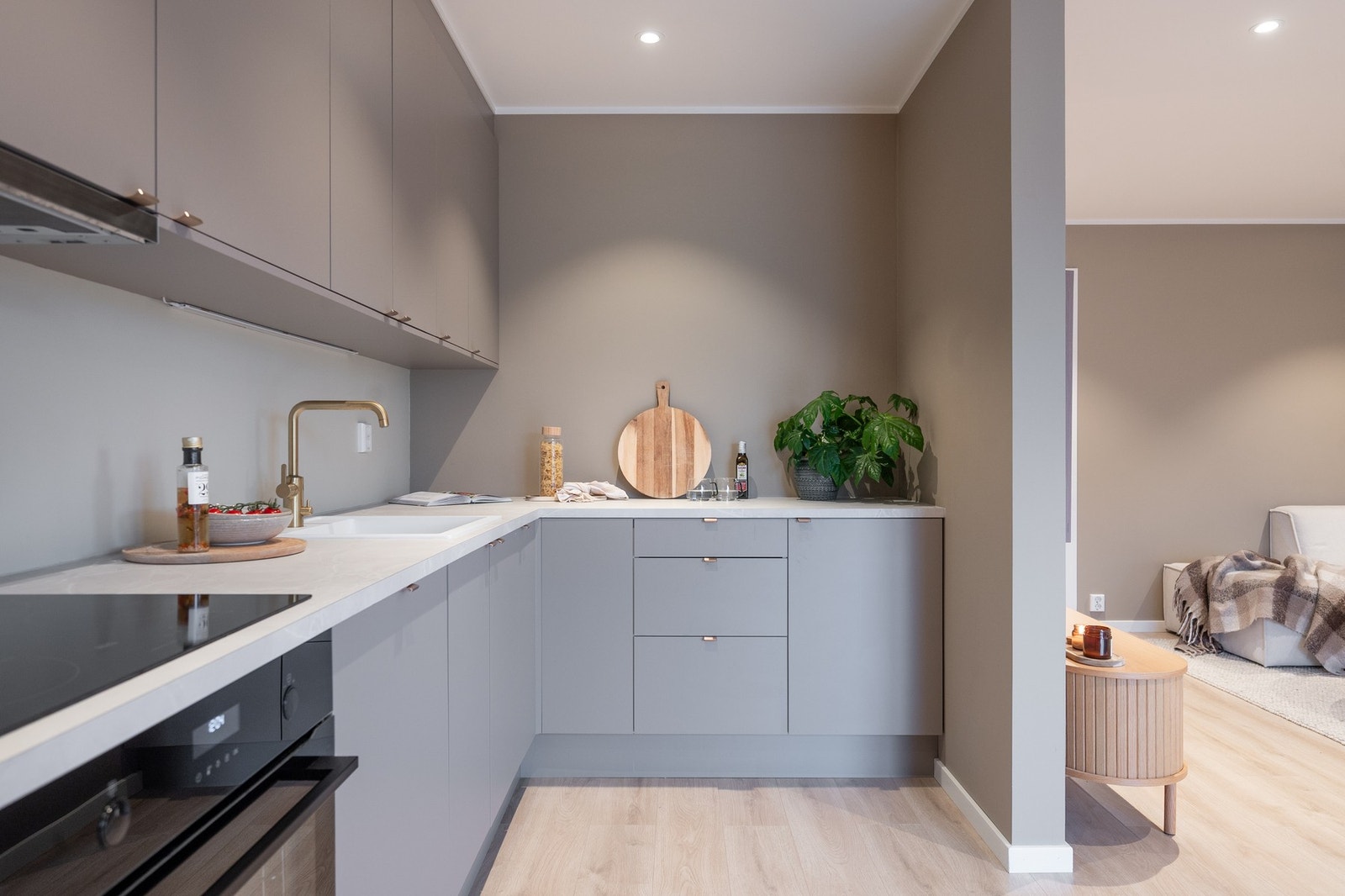 Innredningen har integrerte hvitevarer og godt med benkeplass. Galleribilde