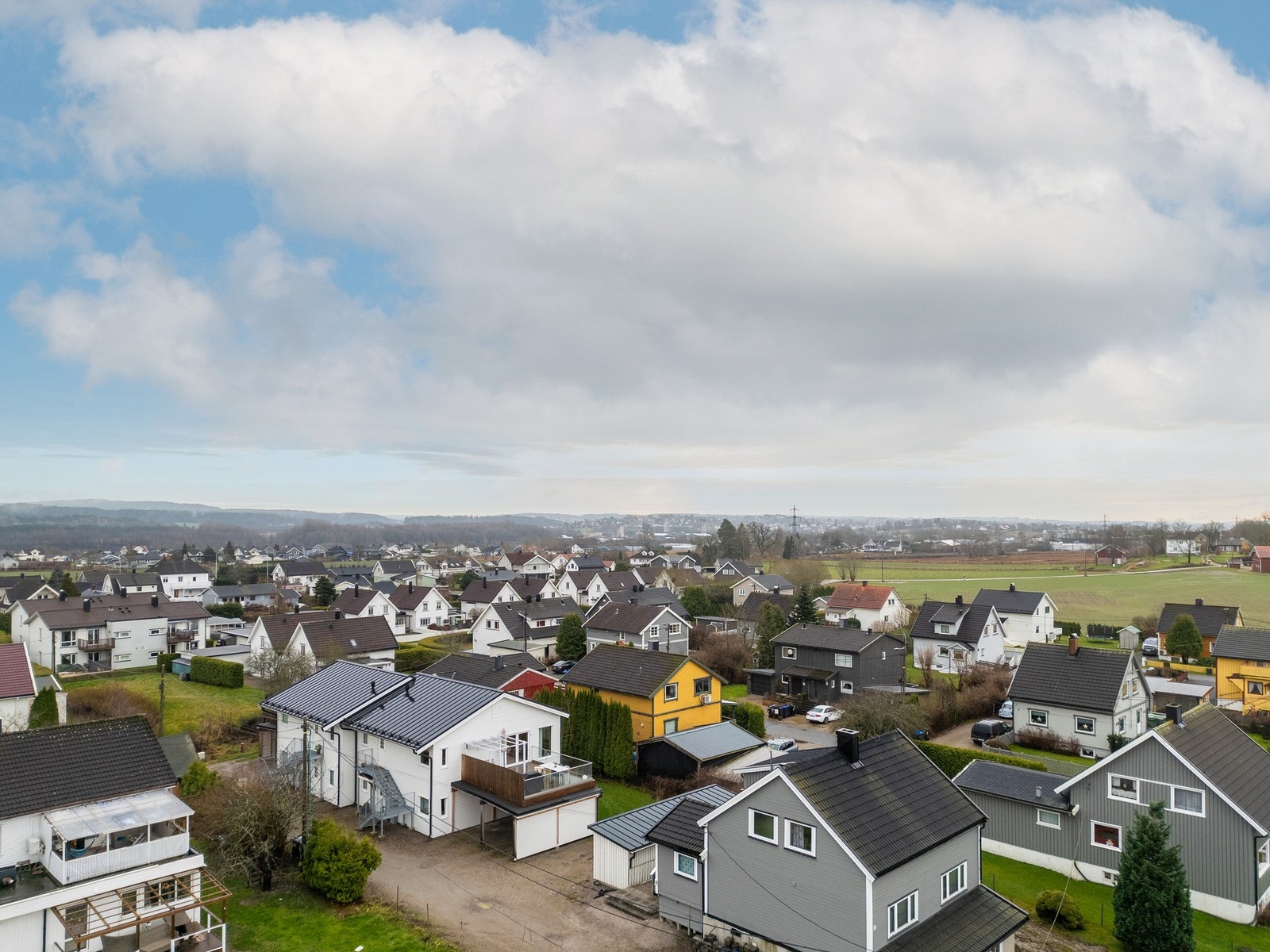 Det er godt med parkeringsplass på eiendommen. Galleribilde